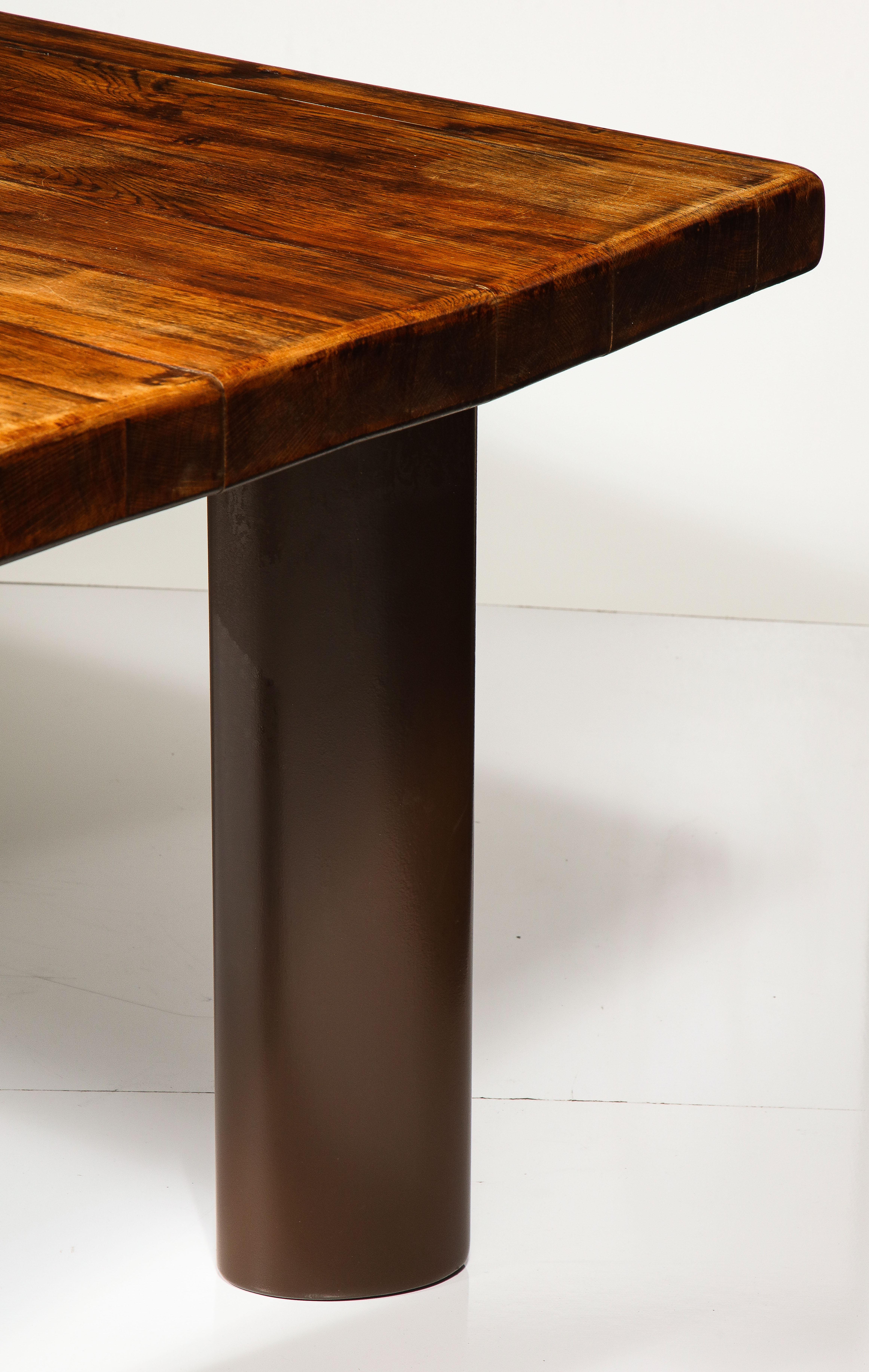 Métal Table de salle à manger en chêne et métal du milieu du siècle dernier à la manière de Charlotte Perriand
