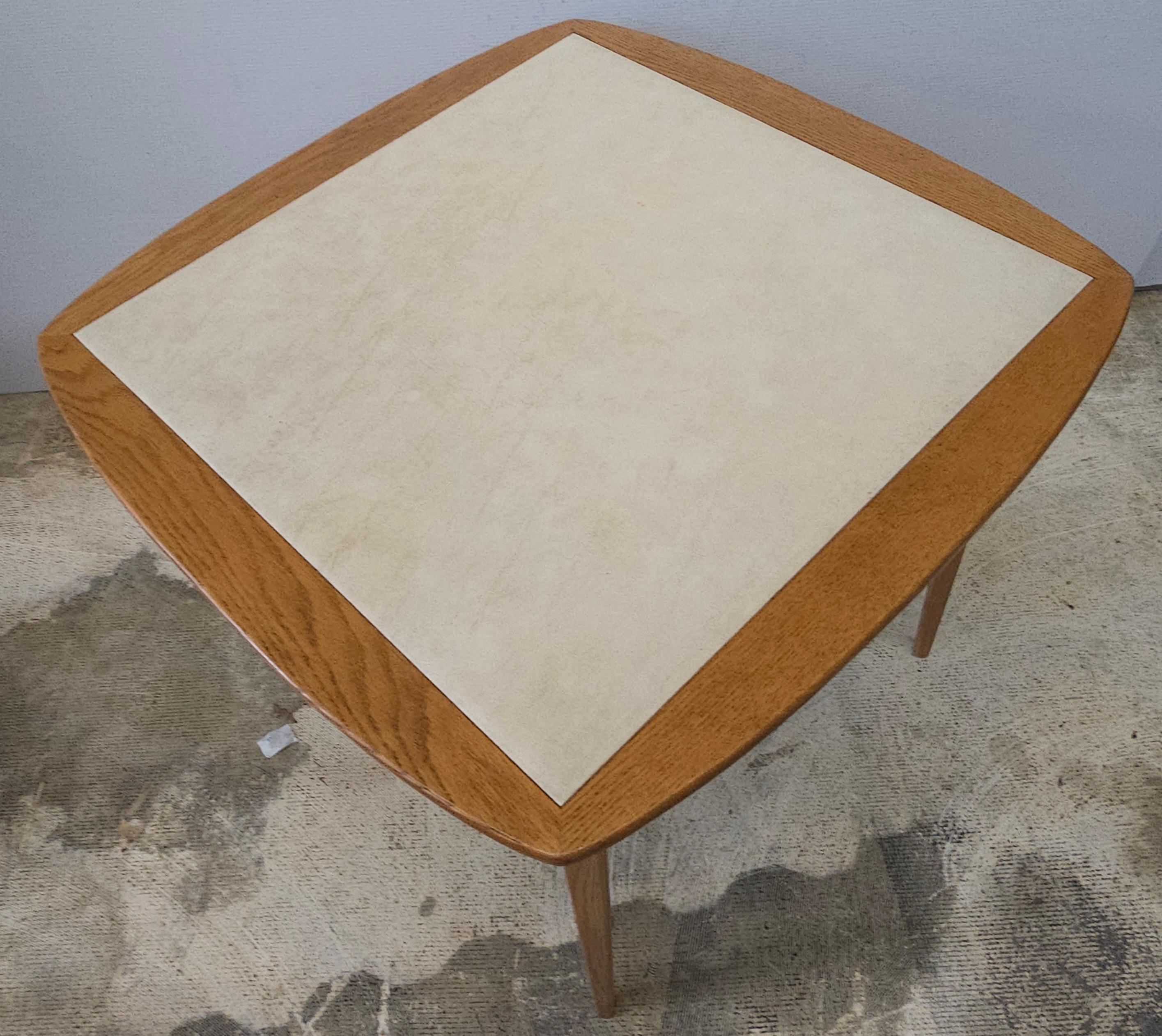 Table à cartes pliante en chêne et cuir PU du milieu du siècle. Dessus blanc antique
Mesure 34,5