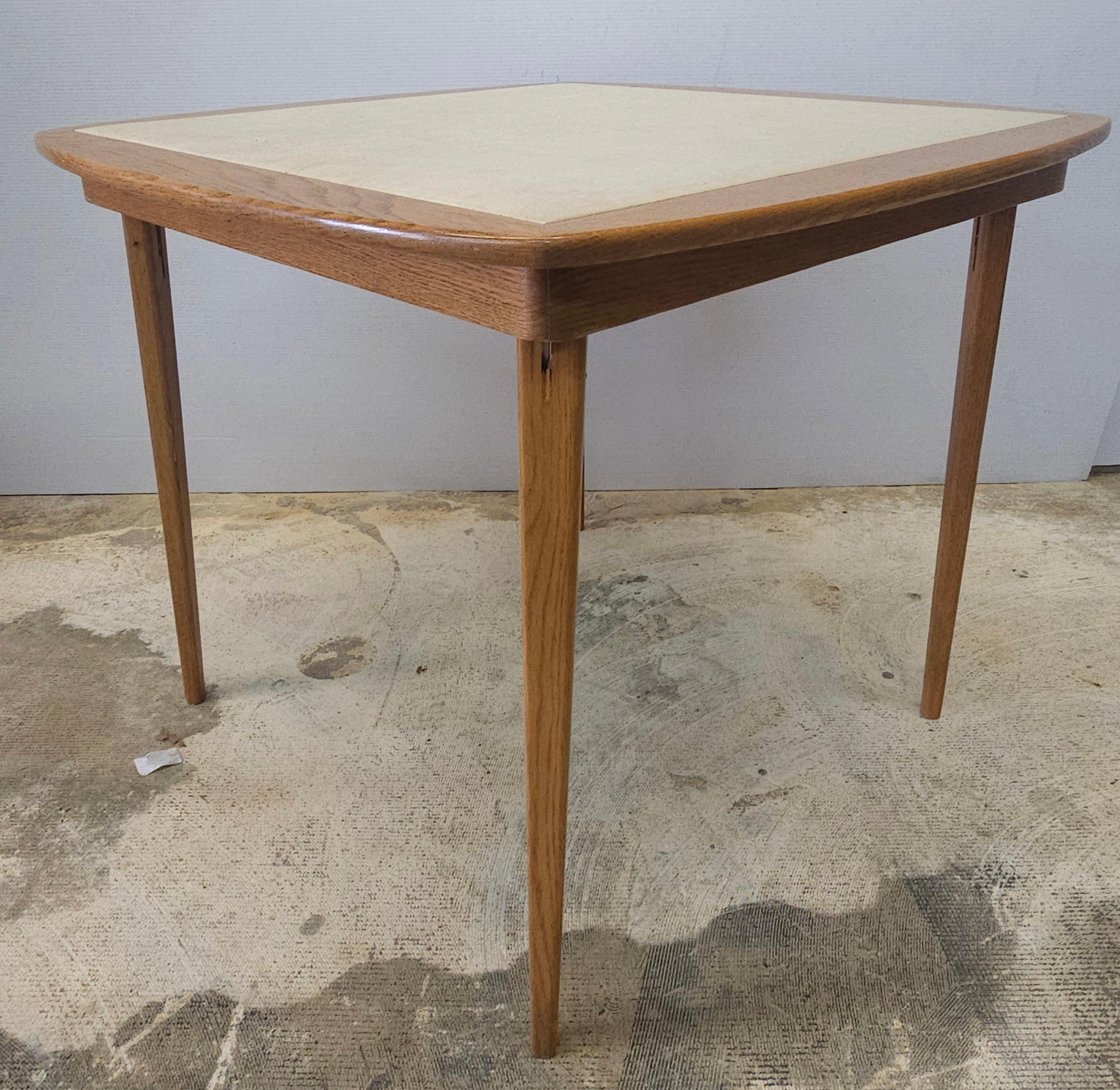 Mid-Century Modern Table à cartes pliante du milieu du siècle en Oak et cuir PU en vente