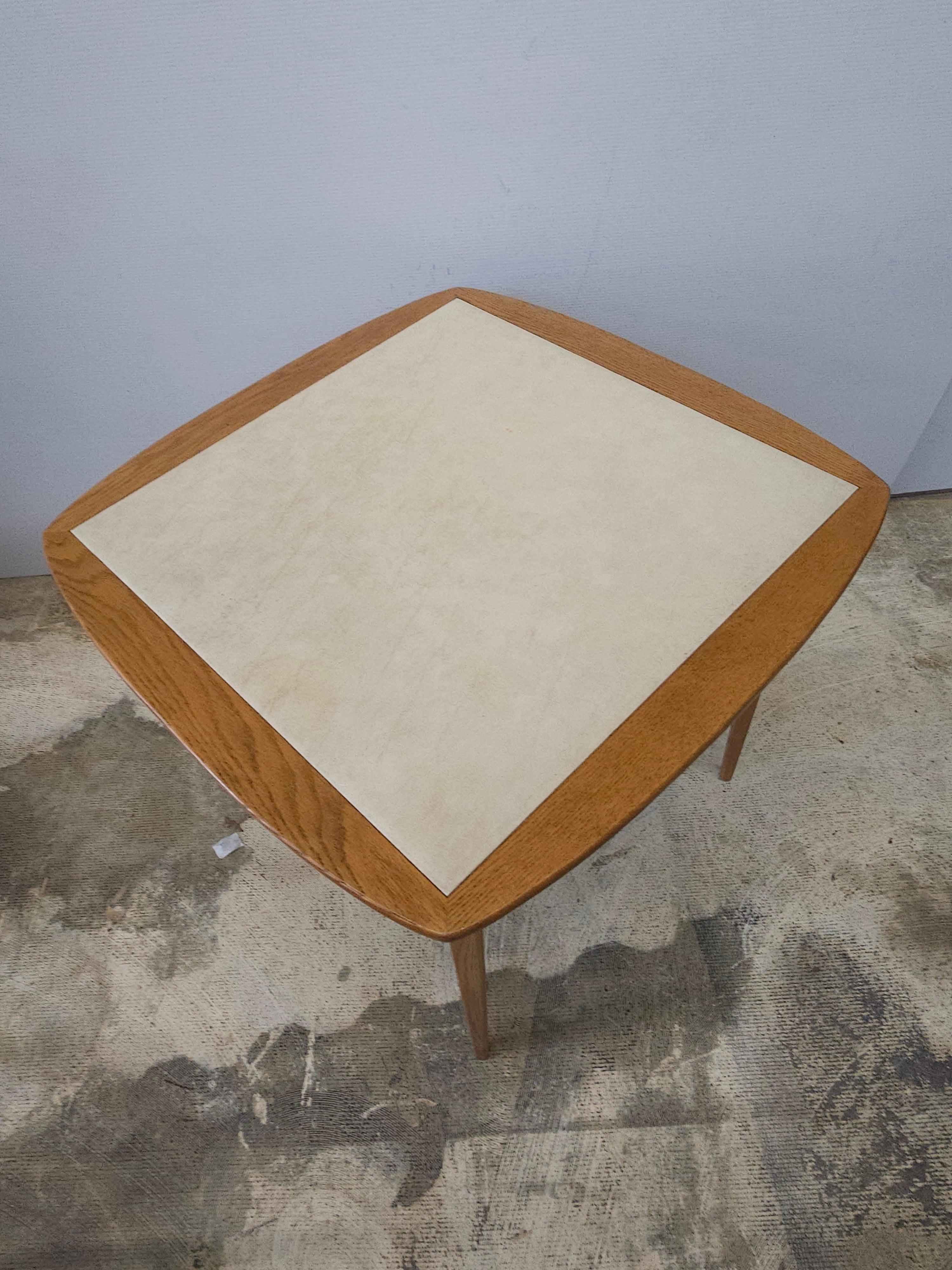 Américain Table à cartes pliante du milieu du siècle en Oak et cuir PU en vente