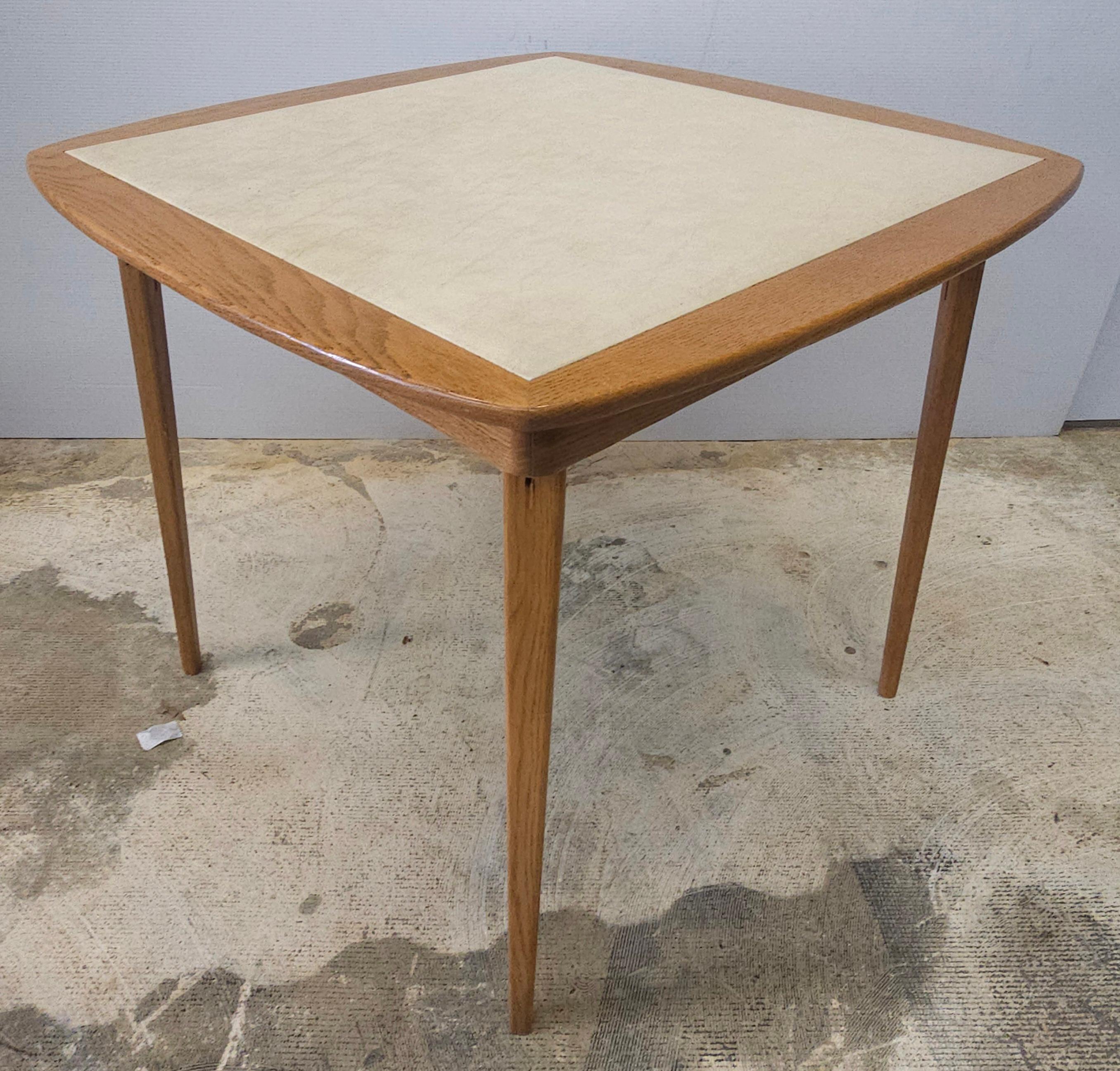 Table à cartes pliante du milieu du siècle en Oak et cuir PU Bon état - En vente à Germantown, MD