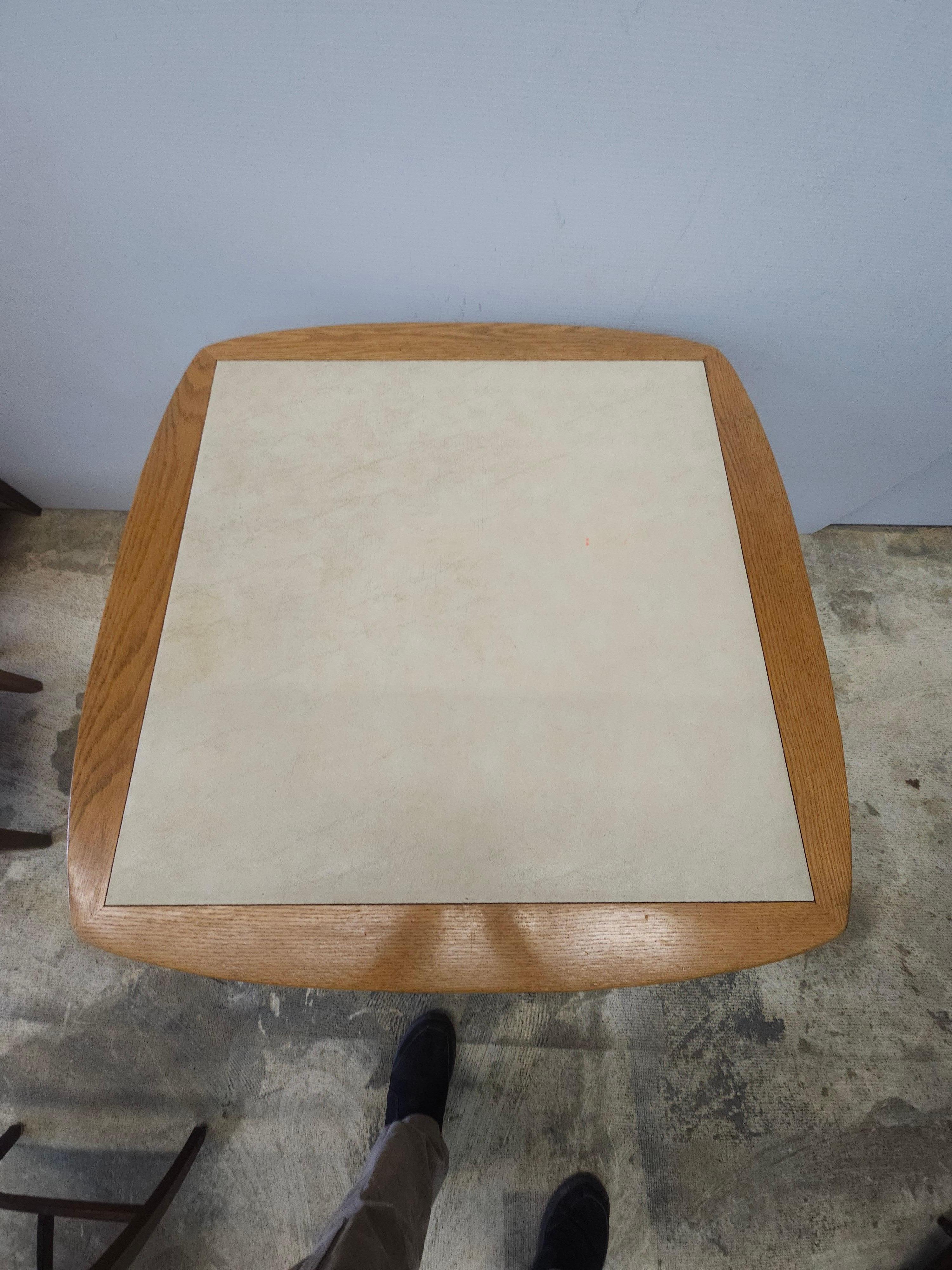 20ième siècle Table à cartes pliante du milieu du siècle en Oak et cuir PU en vente