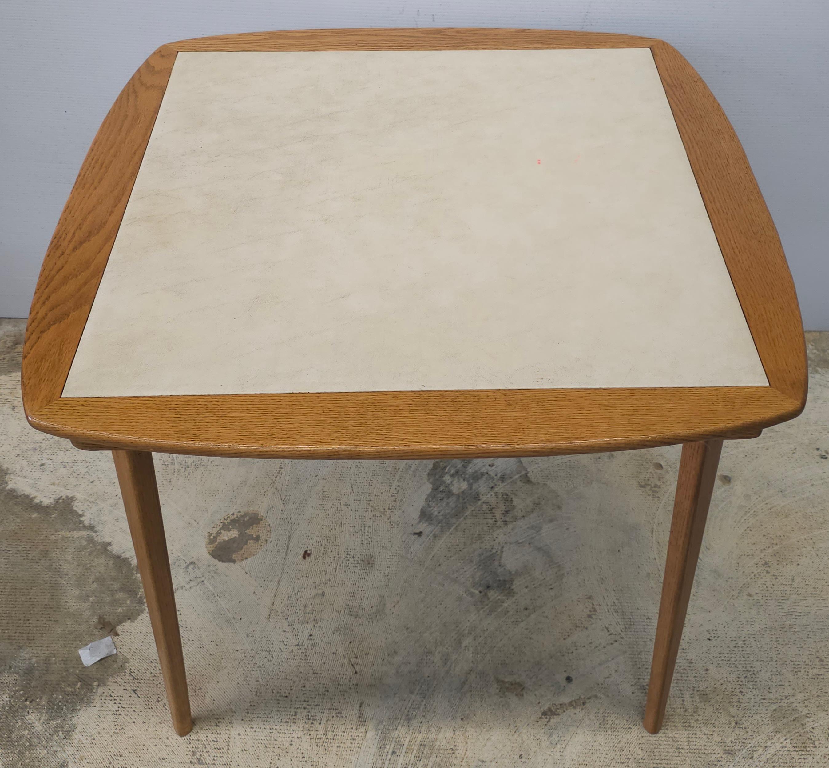 Imitation cuir Table à cartes pliante du milieu du siècle en Oak et cuir PU en vente