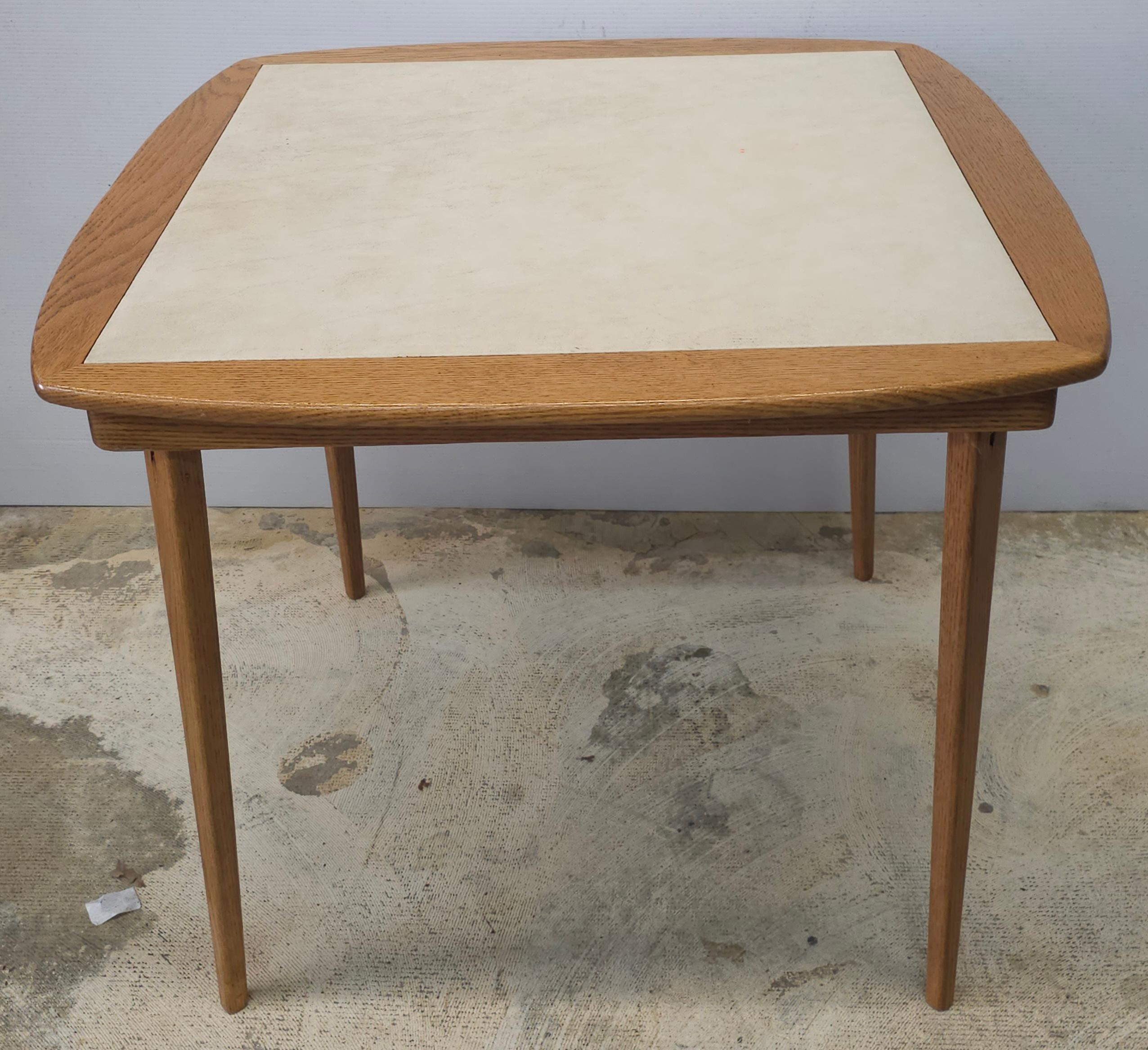 Table à cartes pliante du milieu du siècle en Oak et cuir PU en vente 1