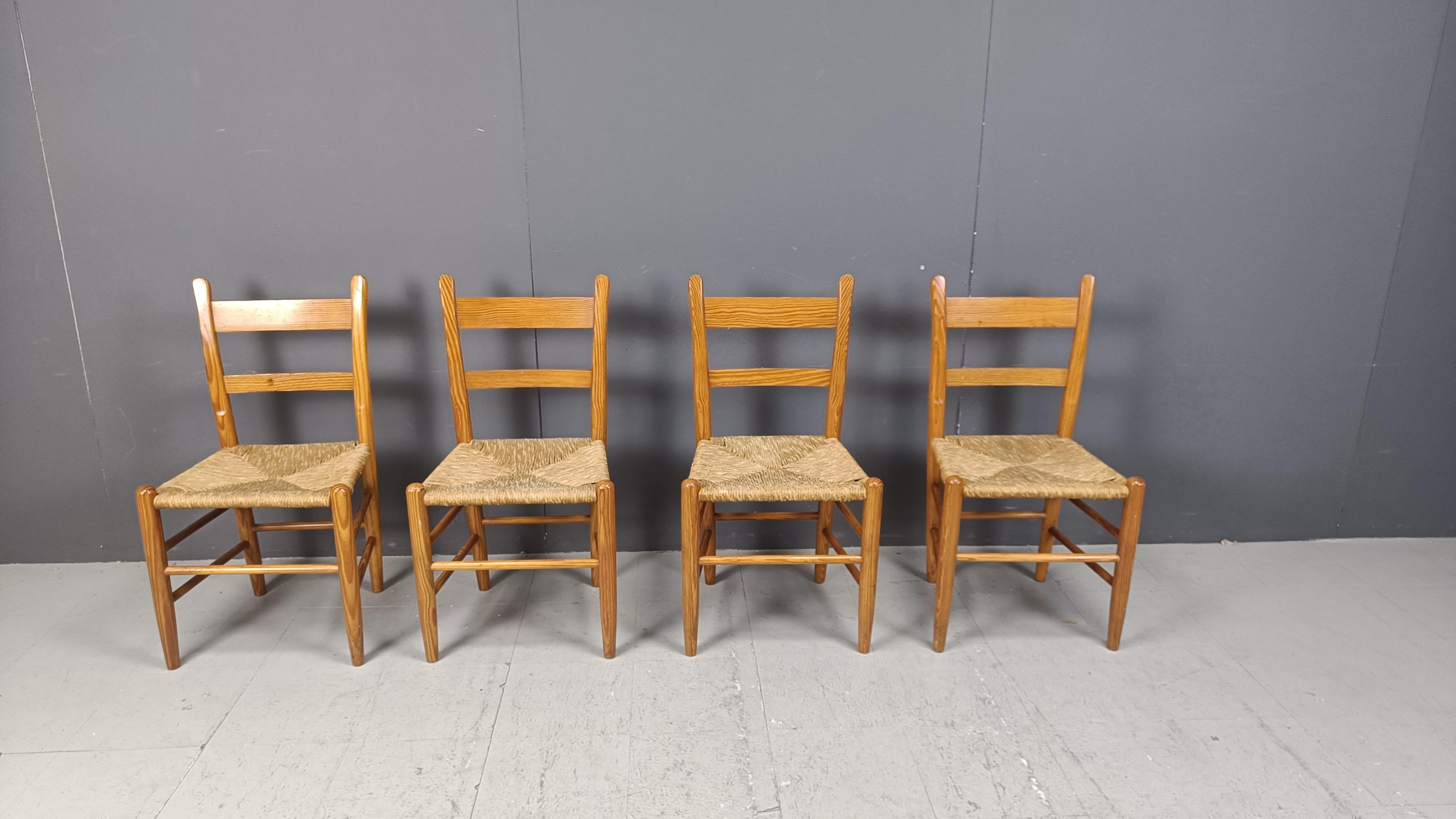 Scandinavo moderno Set di 4 sedie da pranzo di metà secolo in Oak e vimini - Anni '70 in vendita