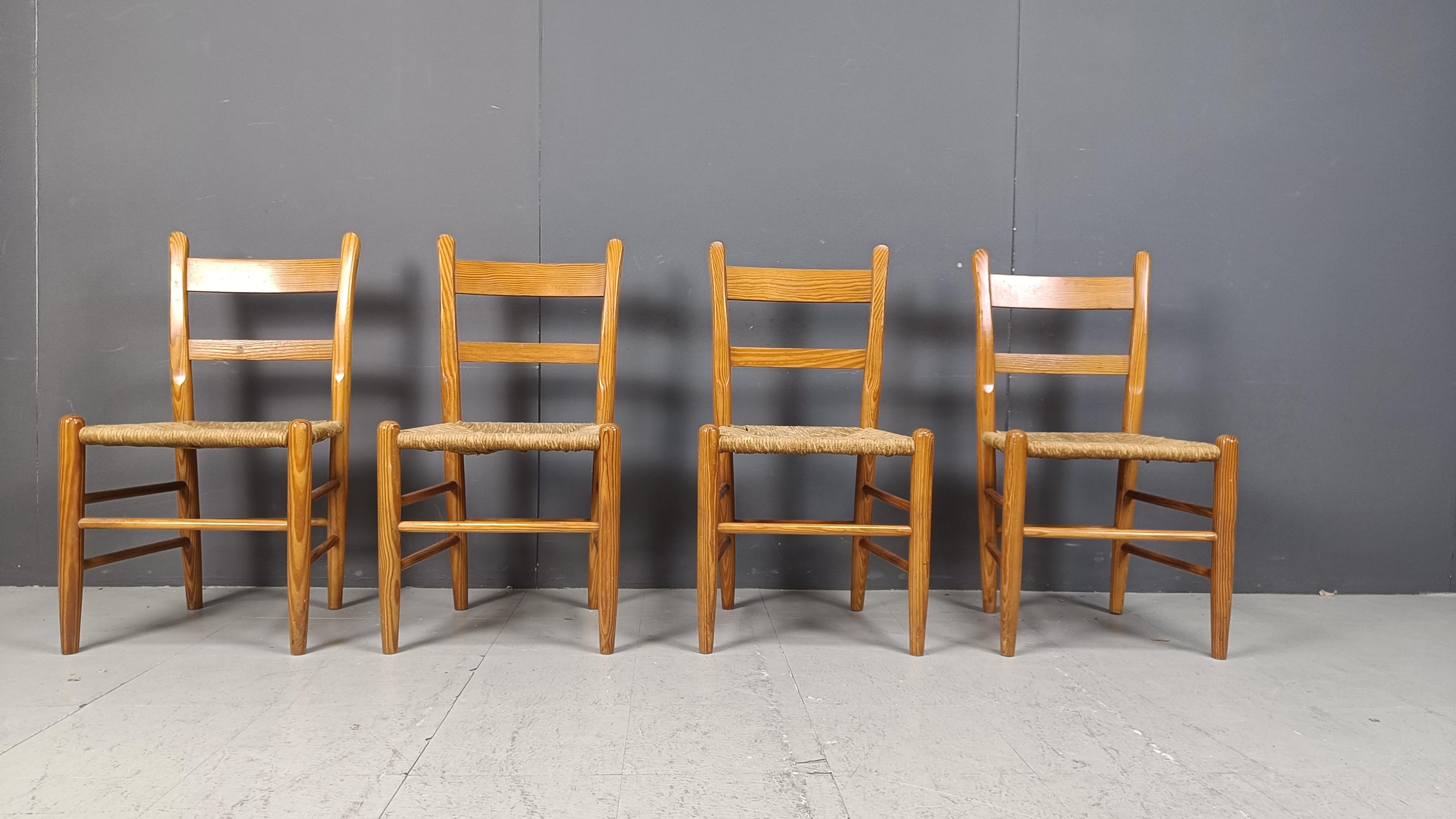 Set di 4 sedie da pranzo di metà secolo in Oak e vimini - Anni '70 In condizioni buone in vendita a Leuven, Vlaams Gewest