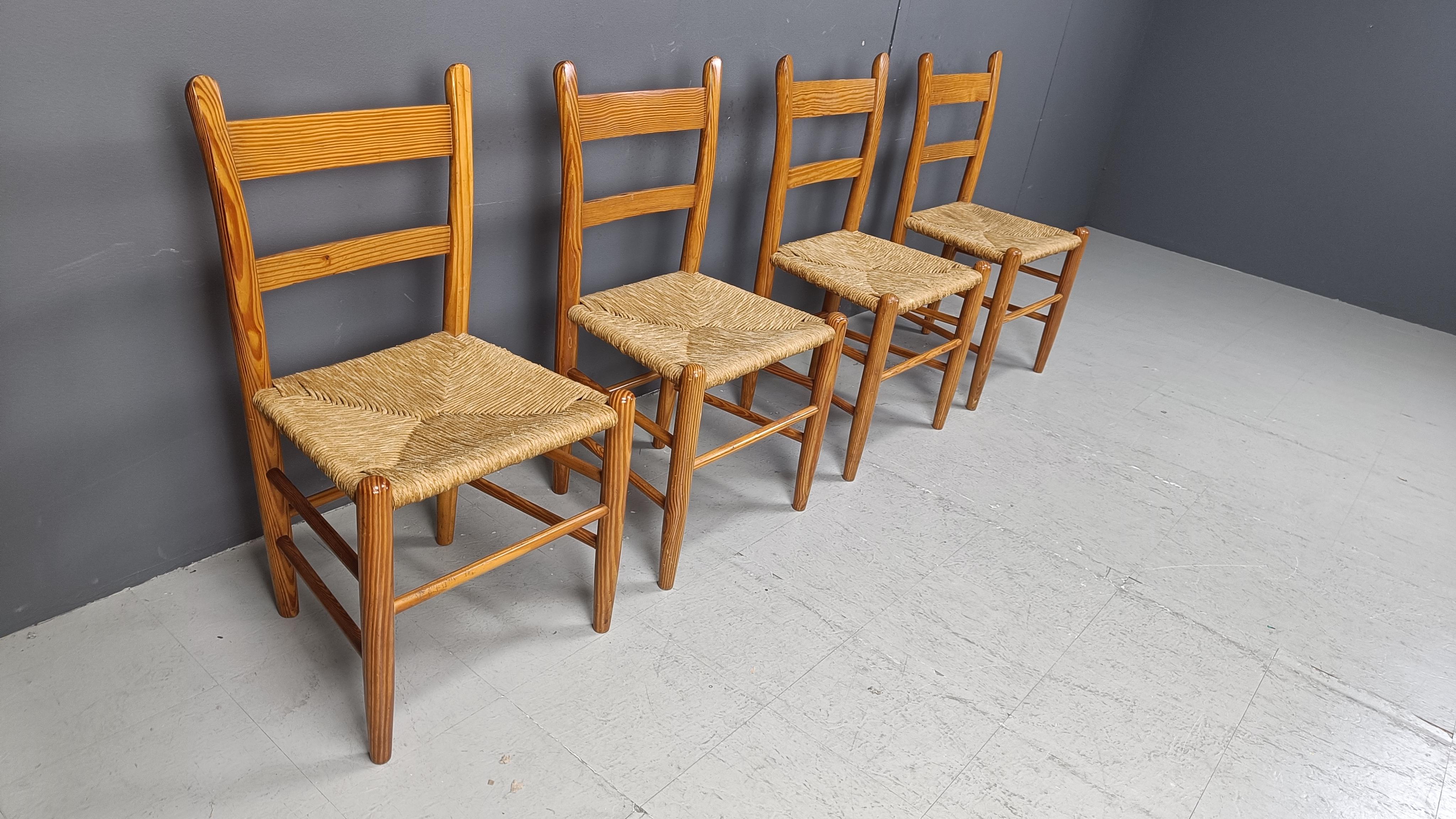 Vimini Set di 4 sedie da pranzo di metà secolo in Oak e vimini - Anni '70 in vendita