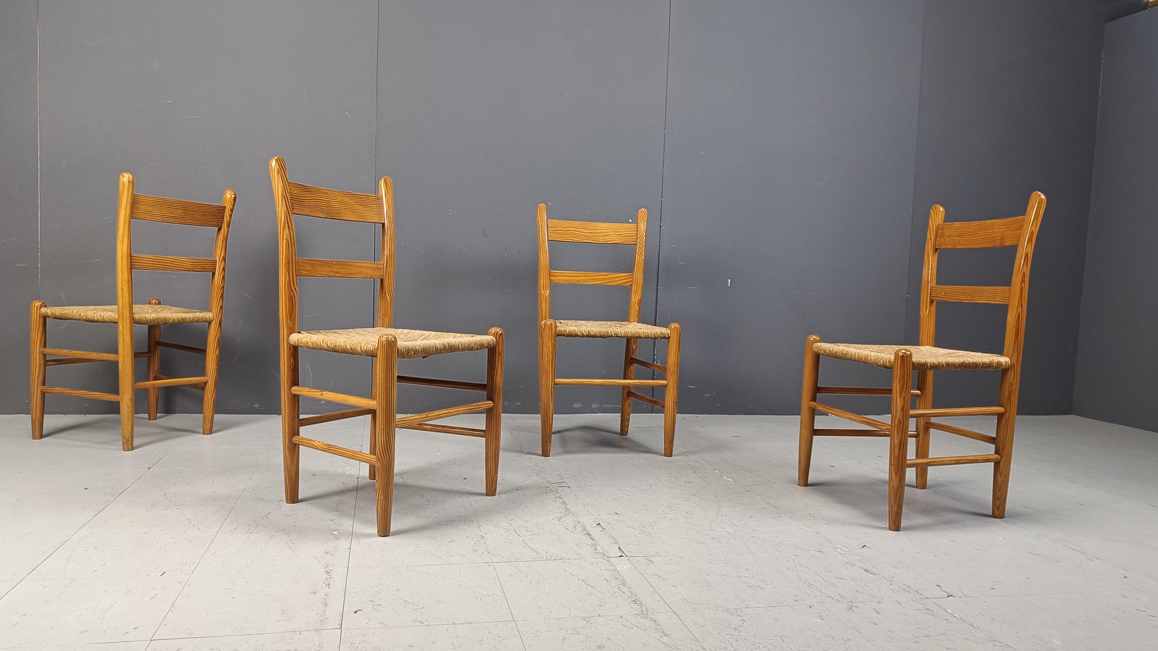 Set di 4 sedie da pranzo di metà secolo in Oak e vimini - Anni '70 in vendita 1