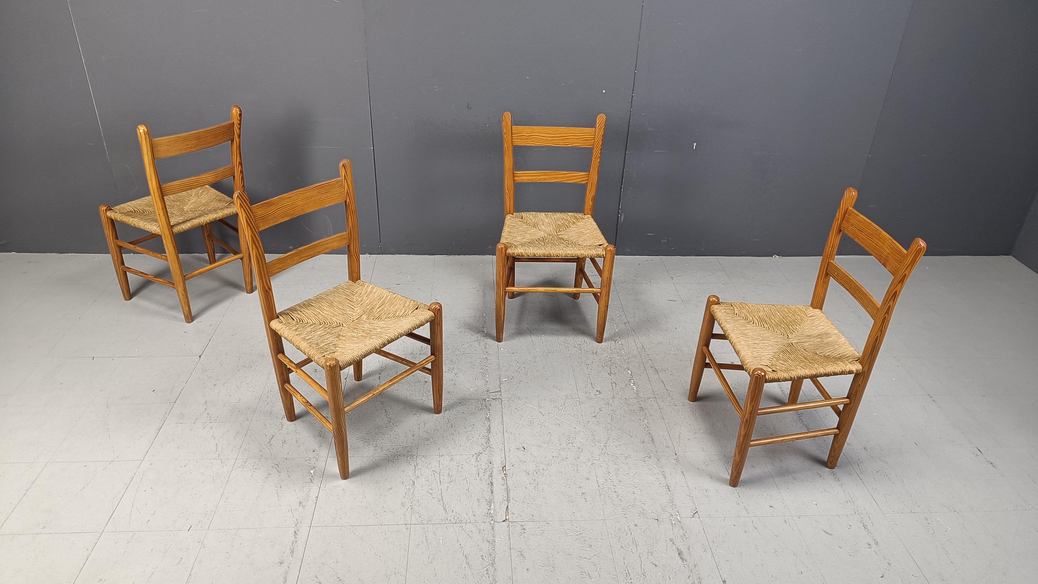 Set di 4 sedie da pranzo di metà secolo in Oak e vimini - Anni '70 in vendita 2