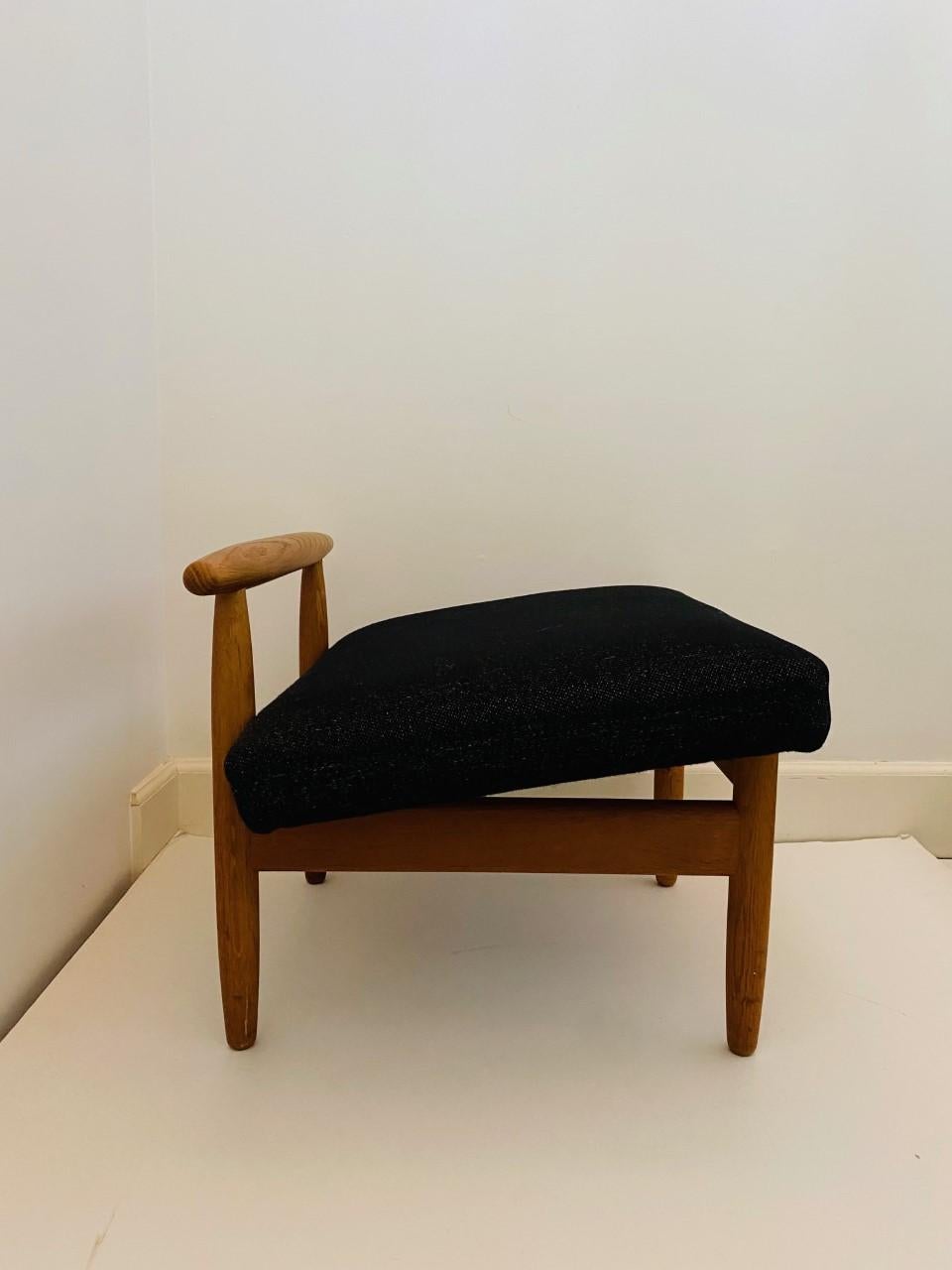Mid-Century Oak and Wool Stool by Ejvind A. Johansson for FDB Møbler, Denmark In Good Condition For Sale In San Diego, CA