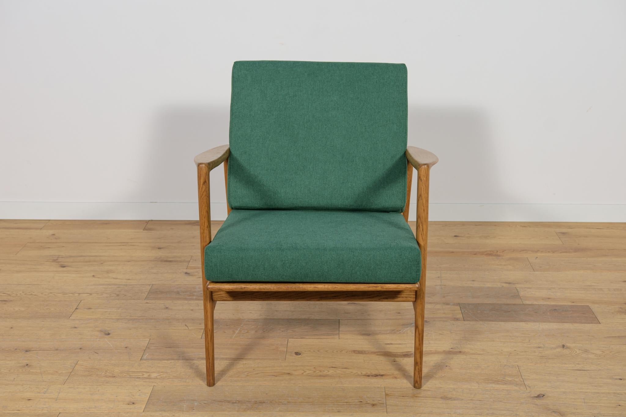 Le fauteuil qui a été produit par la société polonaise Swarzędzka Furniture Factory. Les fauteuils ont été professionnellement restaurés. Le cadre en chêne a été nettoyé de l'ancienne surface et traité avec de la cire de chêne. Les fauteuils ont de