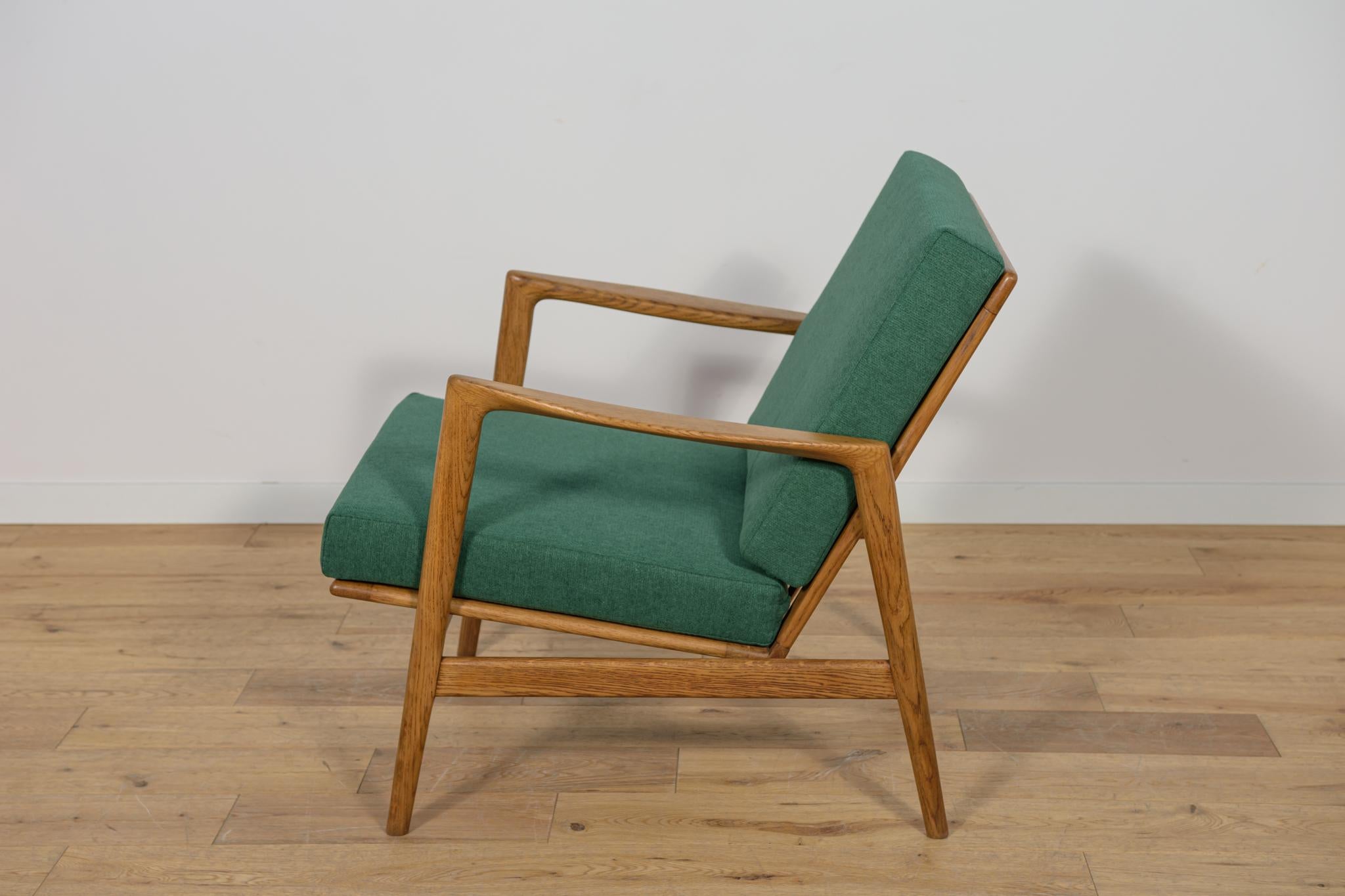 Travail du bois Fauteuil du milieu du siècle dernier modèle 300-139  de l'usine de Swarzędz, années 1960