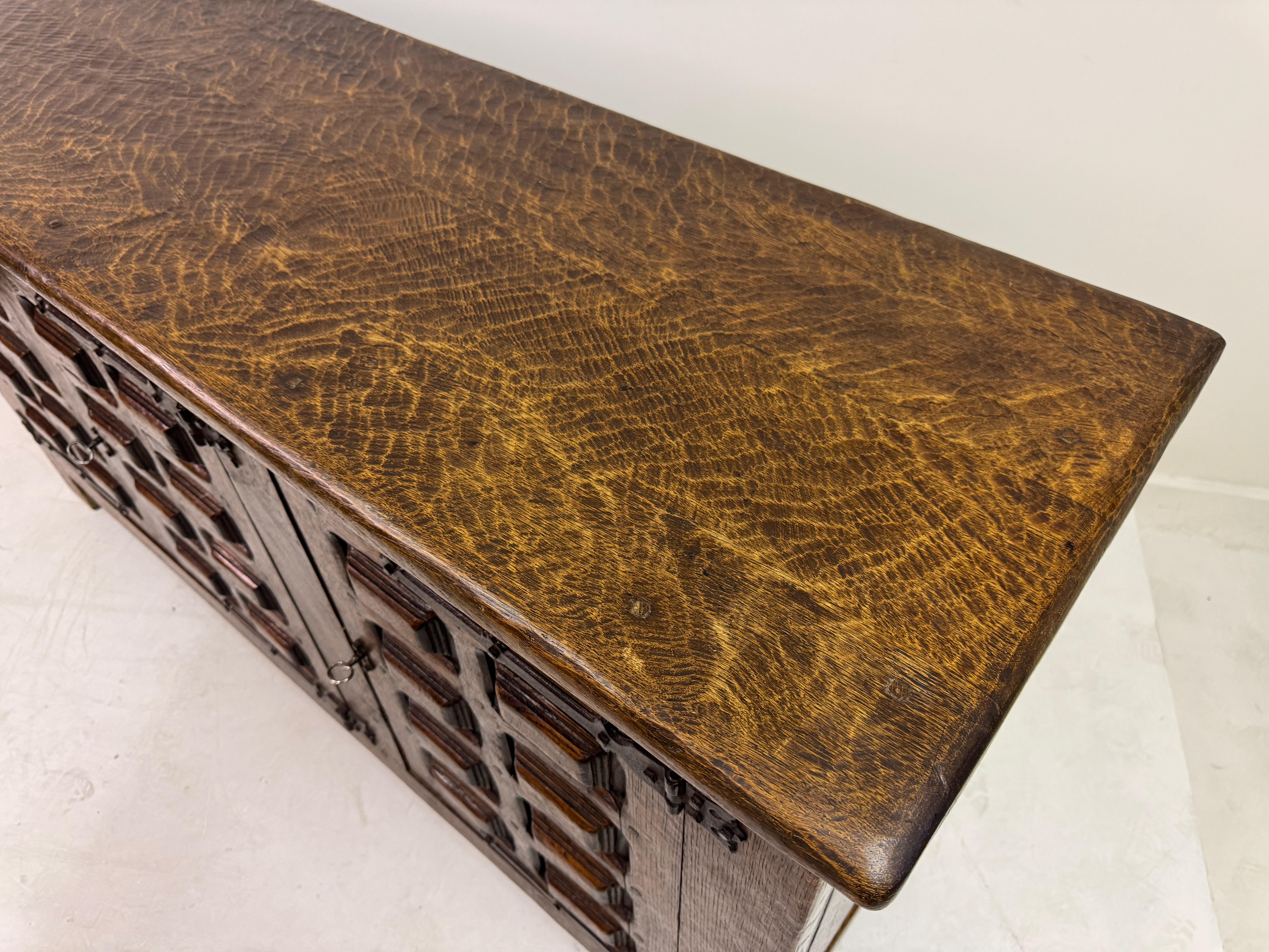 Brutalistisches Sideboard aus Eiche aus der Jahrhundertmitte im spanischen Stil im Angebot 3