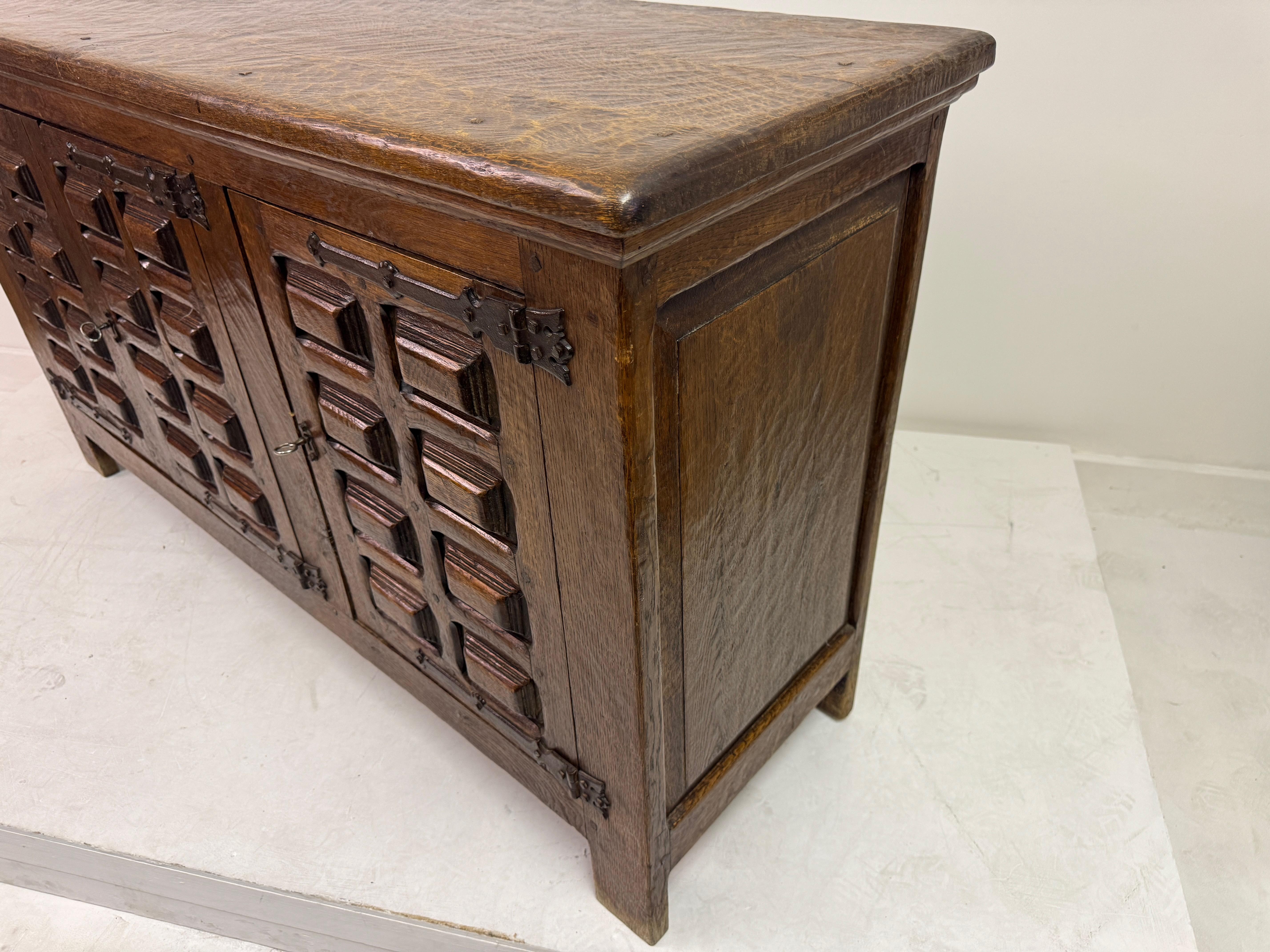 Brutalistisches Sideboard aus Eiche aus der Jahrhundertmitte im spanischen Stil im Angebot 4