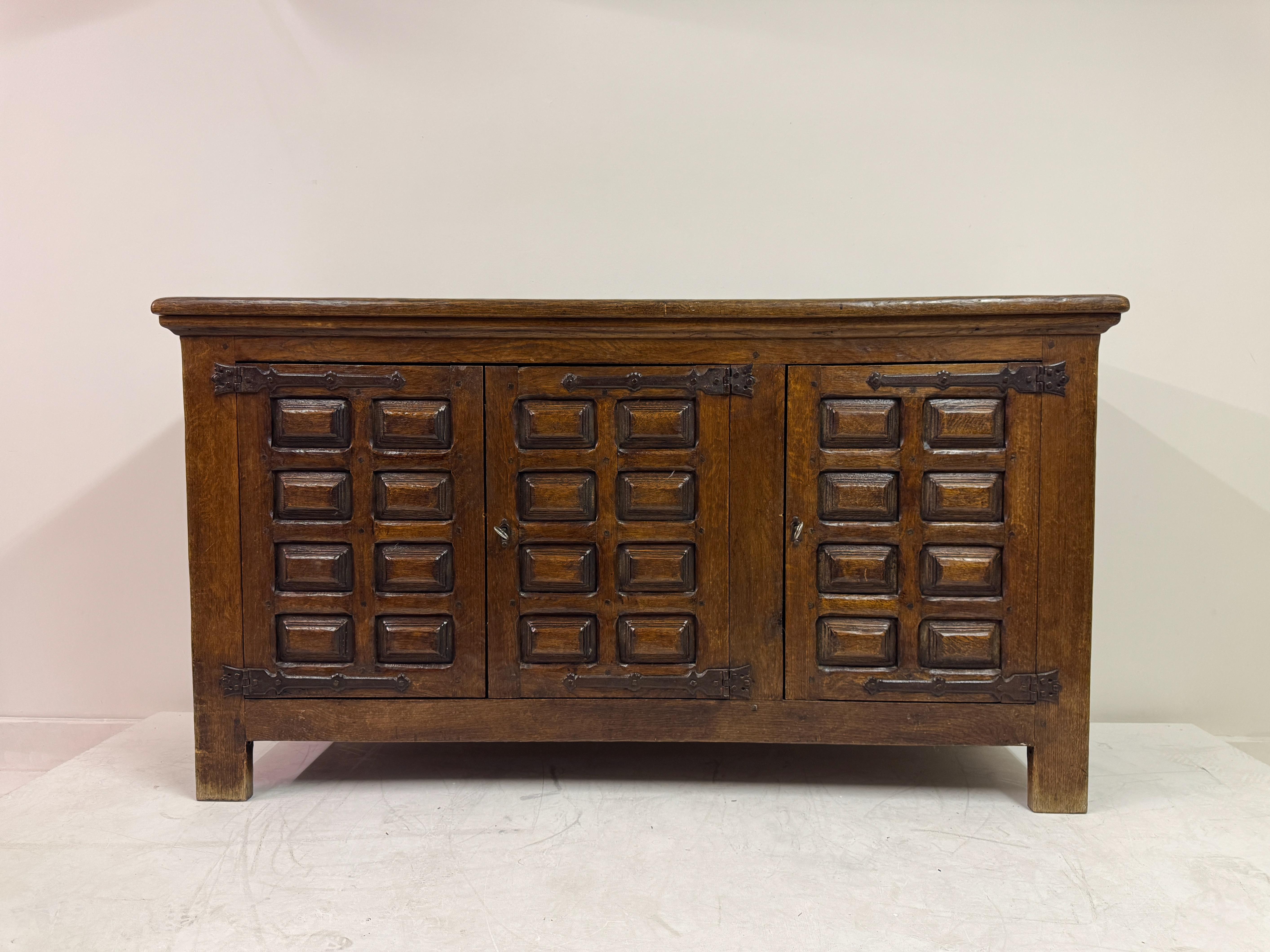 Brutalistisches Sideboard aus Eiche aus der Jahrhundertmitte im spanischen Stil im Angebot 5