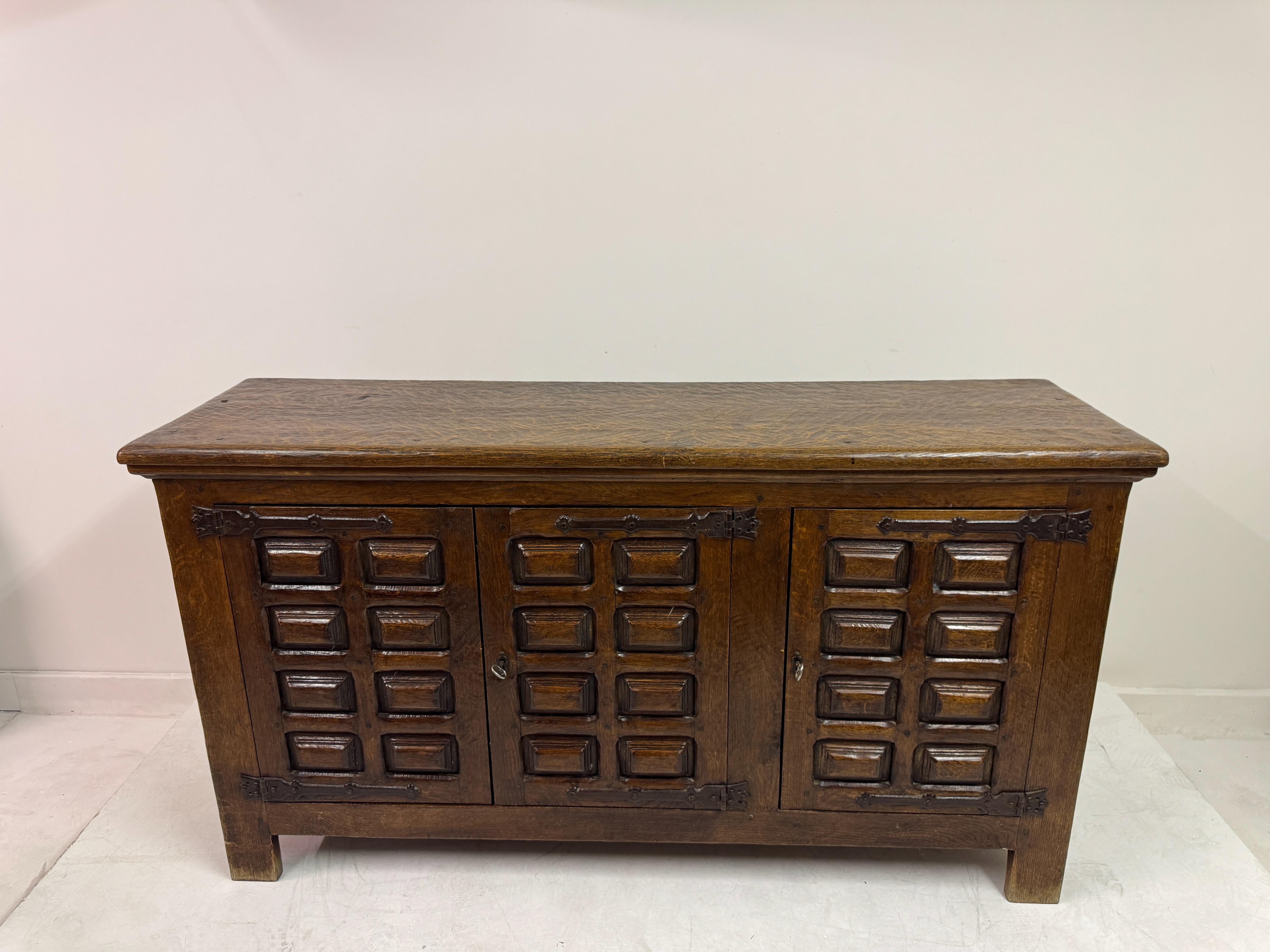 Brutalistisches Sideboard aus Eiche aus der Jahrhundertmitte im spanischen Stil im Angebot 6