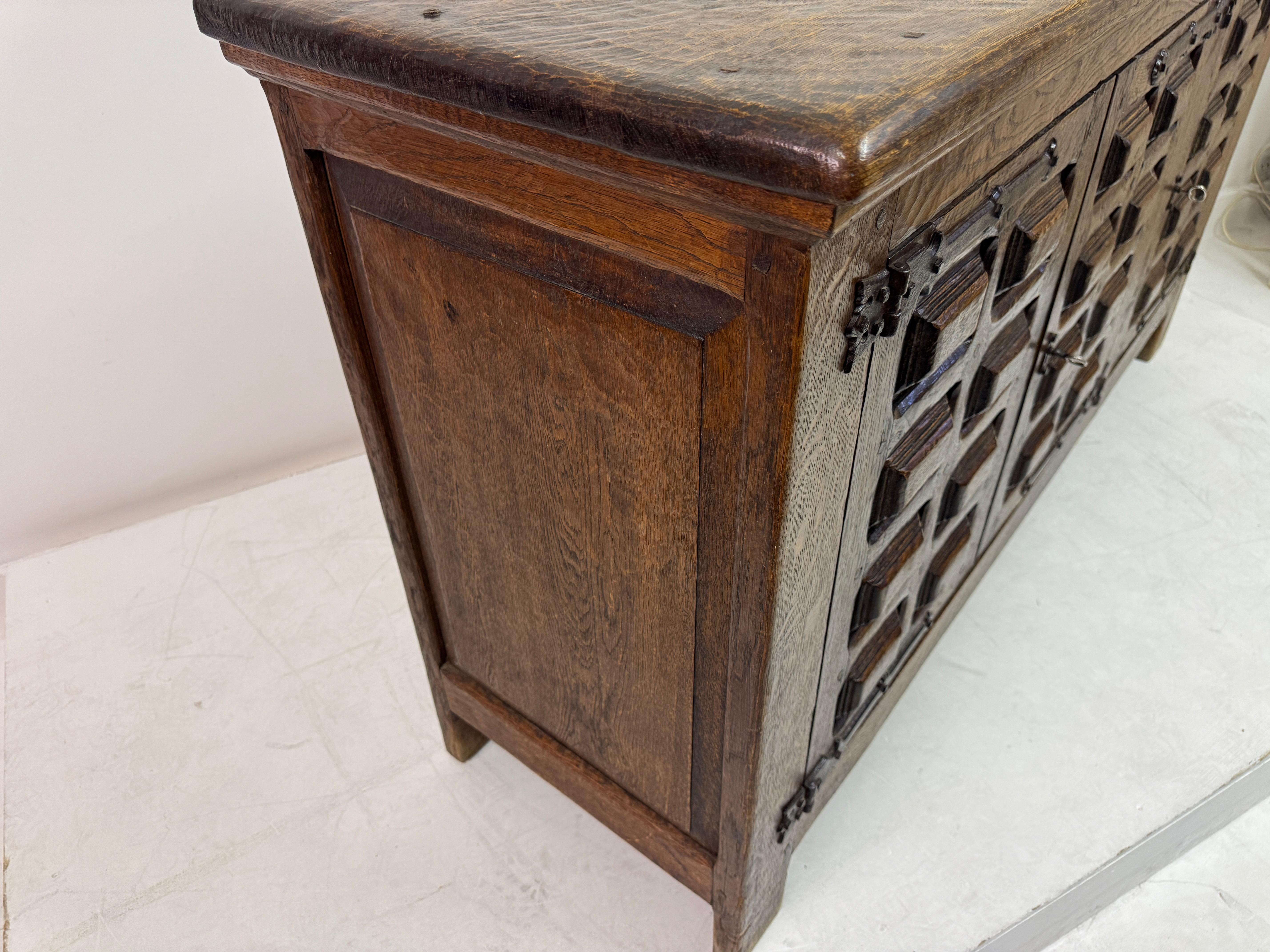 Brutalistisches Sideboard aus Eiche aus der Jahrhundertmitte im spanischen Stil im Angebot 7