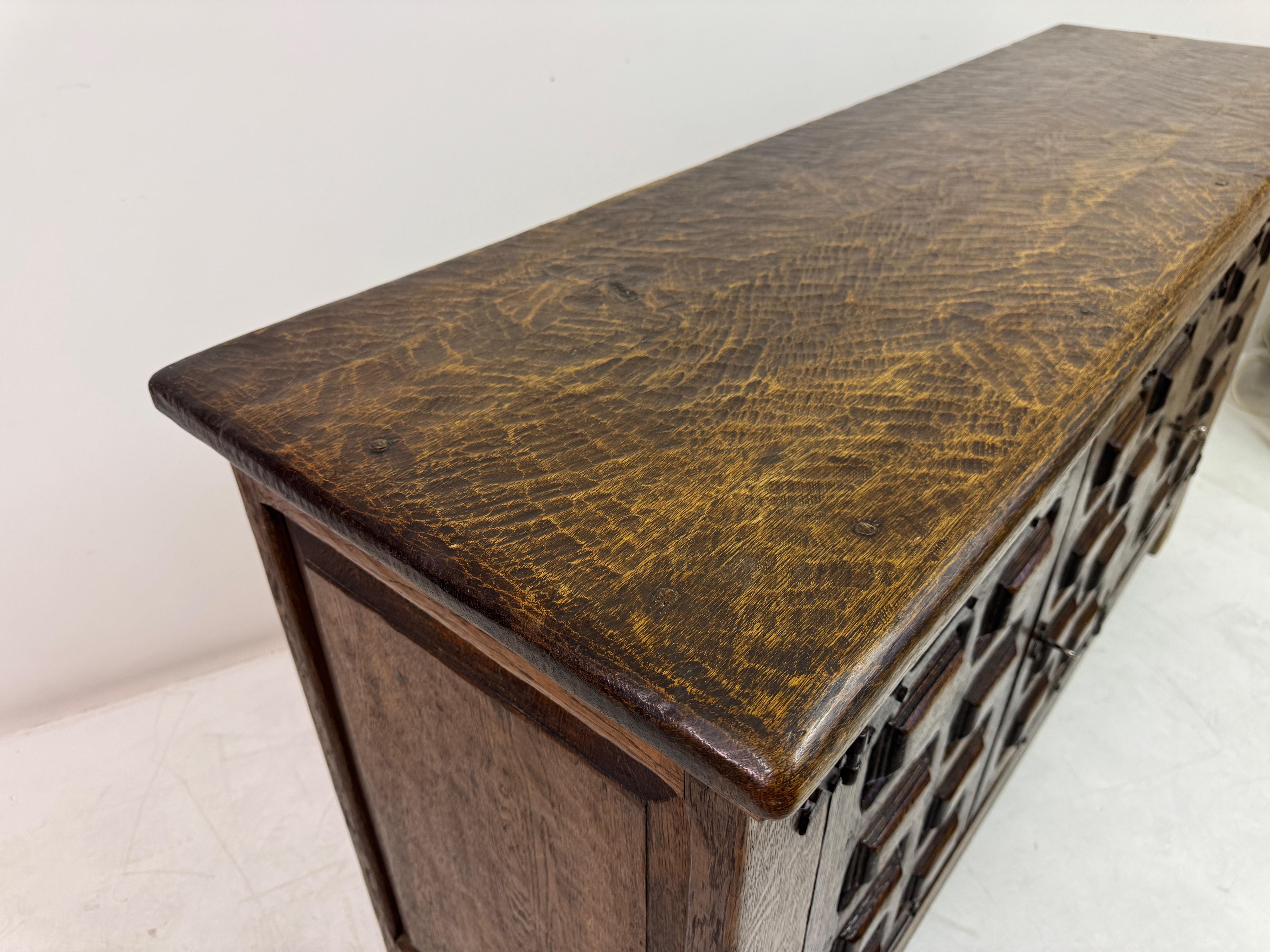 Brutalistisches Sideboard aus Eiche aus der Jahrhundertmitte im spanischen Stil im Angebot 8