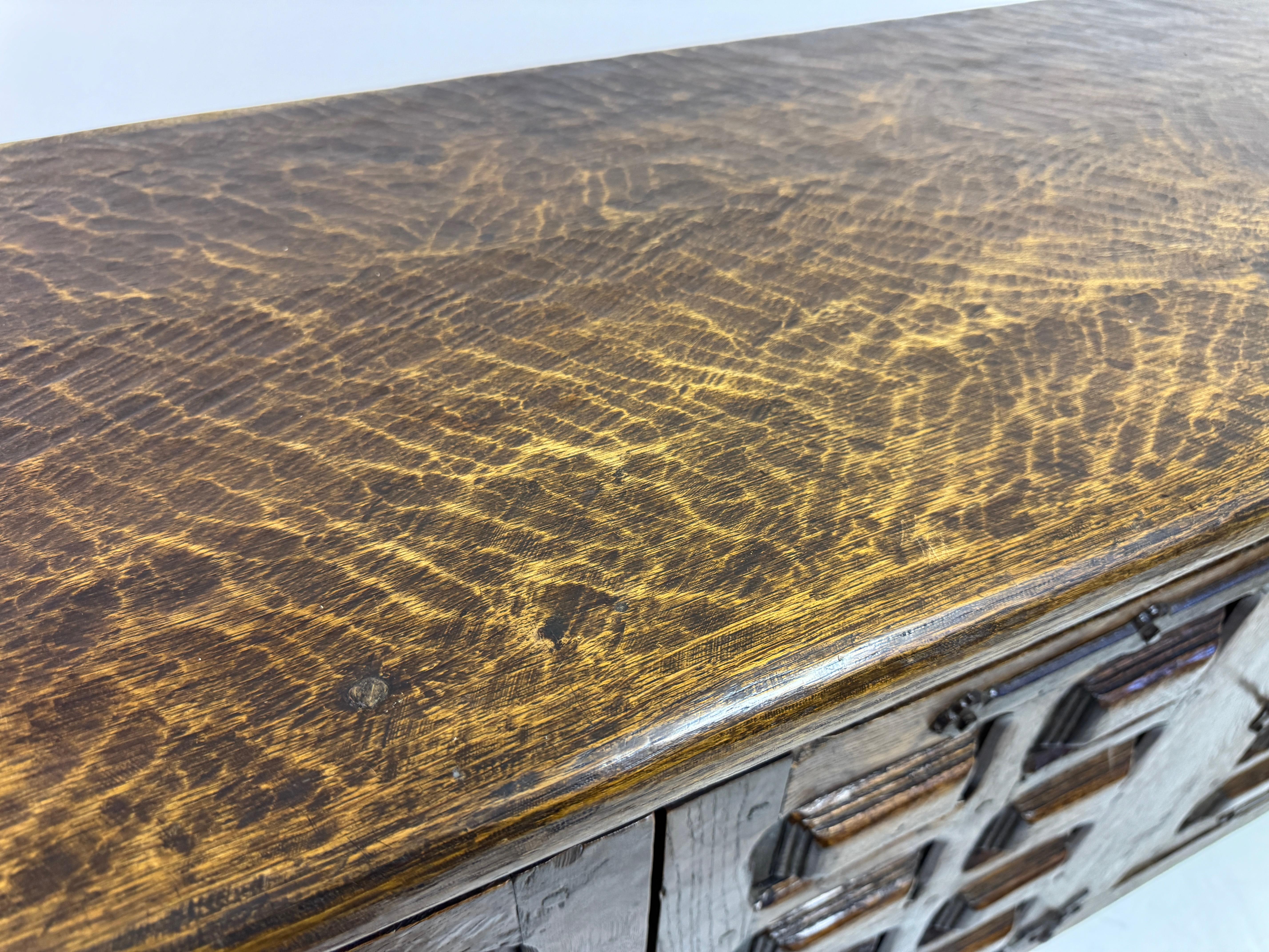 Brutalistisches Sideboard aus Eiche aus der Jahrhundertmitte im spanischen Stil im Angebot 9
