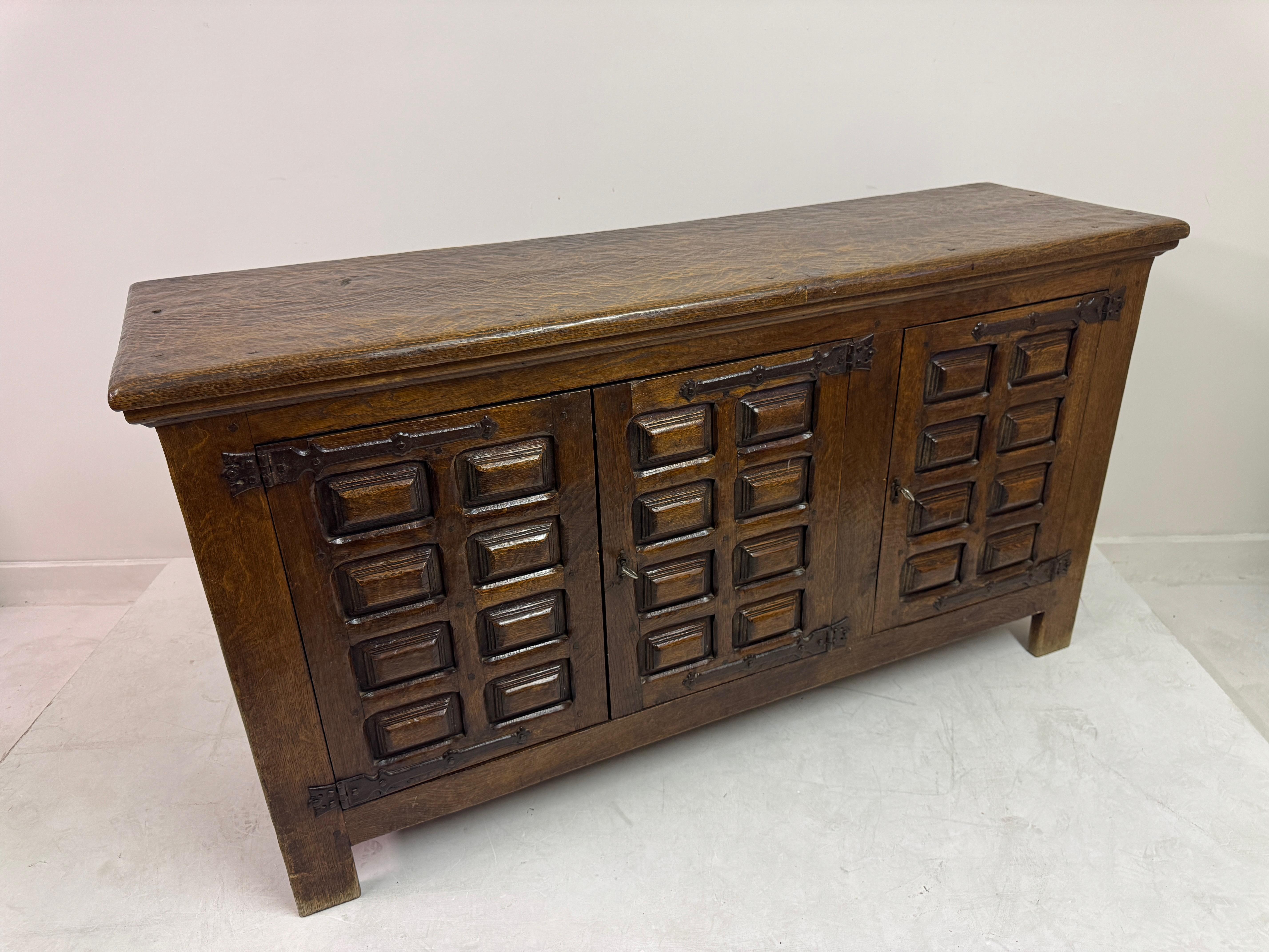 Brutalistisches Sideboard aus Eiche aus der Jahrhundertmitte im spanischen Stil im Angebot 10