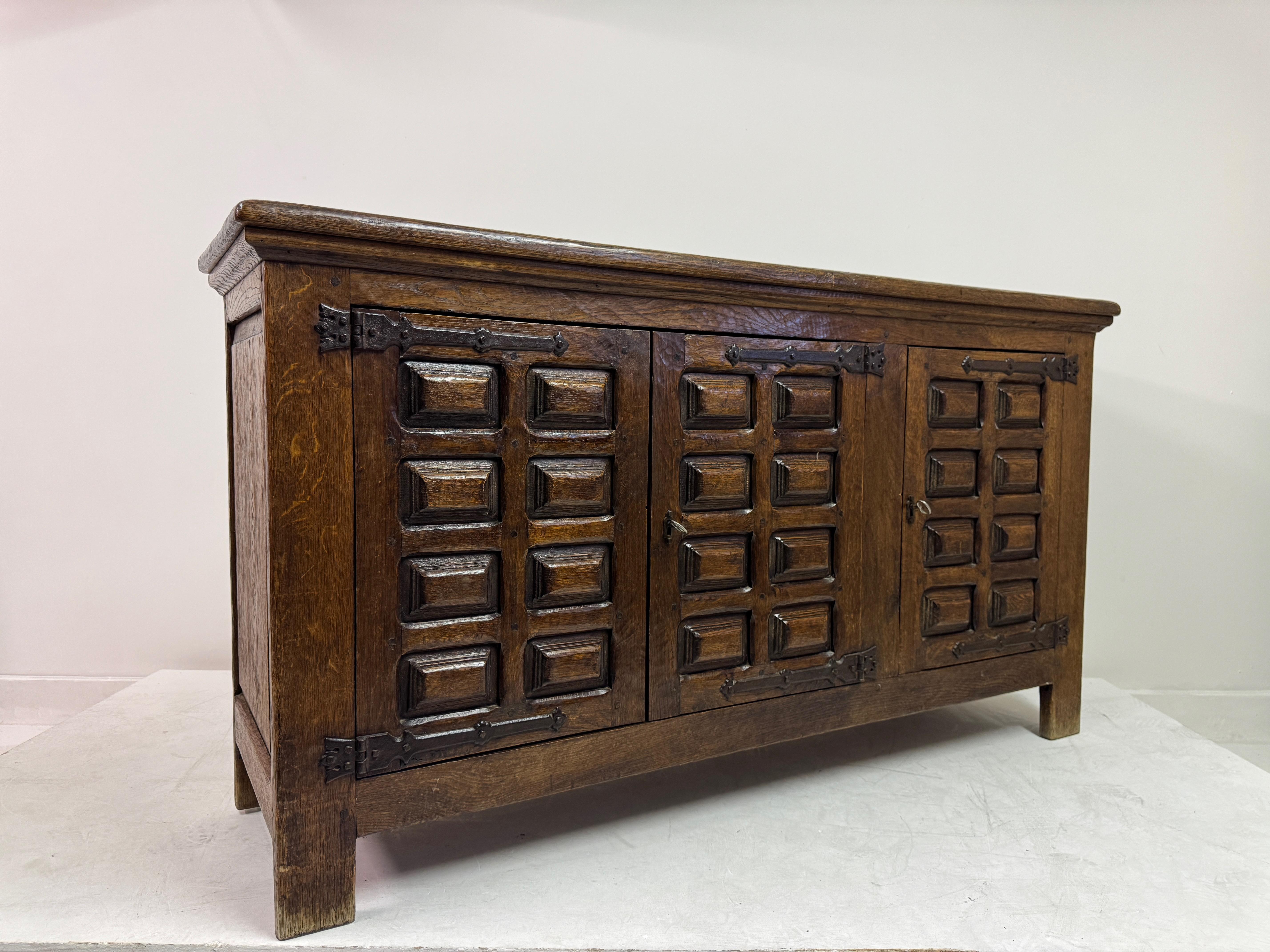 Brutalistisches Sideboard aus Eiche aus der Jahrhundertmitte im spanischen Stil im Angebot 11