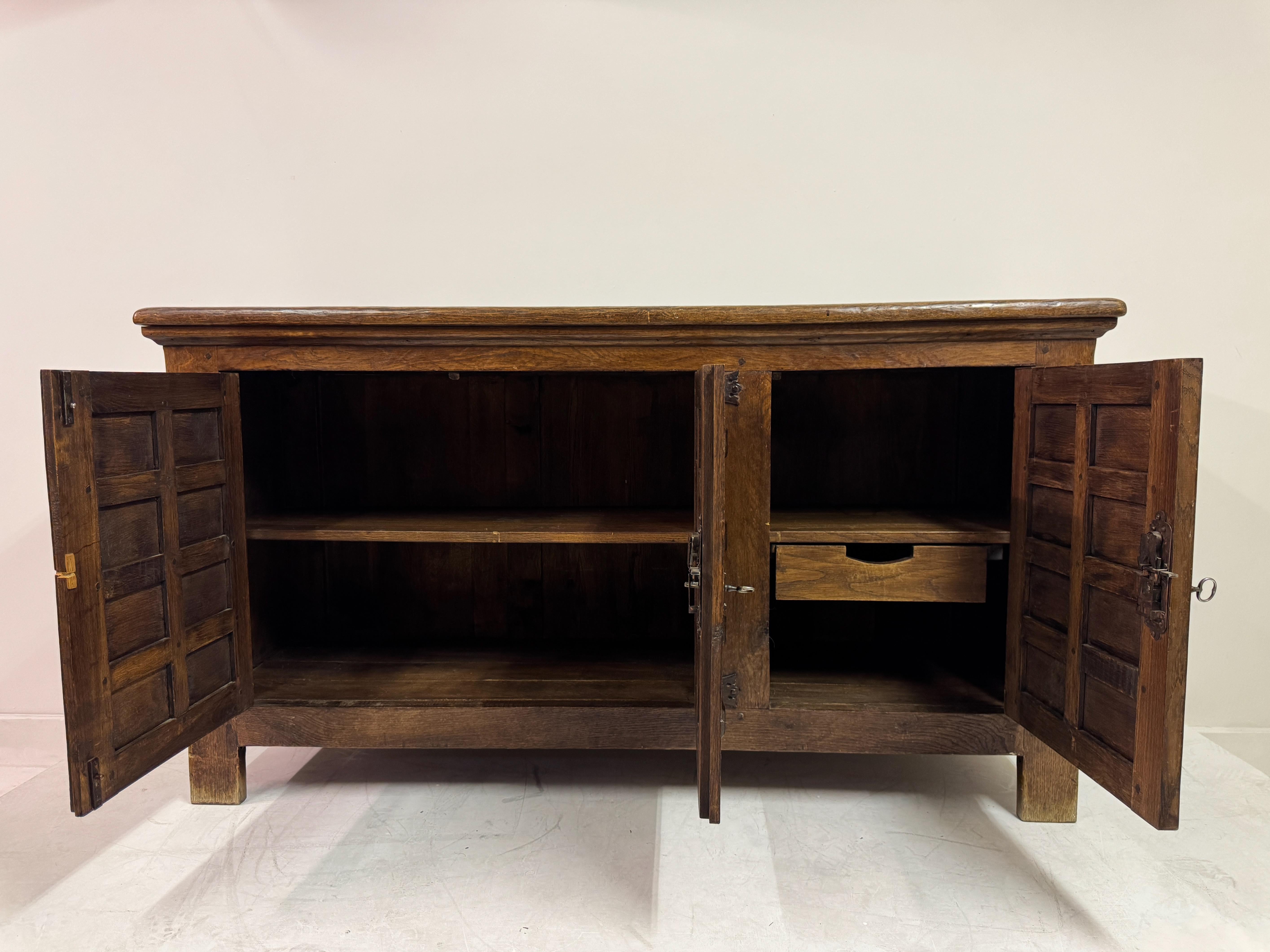 Brutalistisches Sideboard aus Eiche aus der Jahrhundertmitte im spanischen Stil im Angebot 12