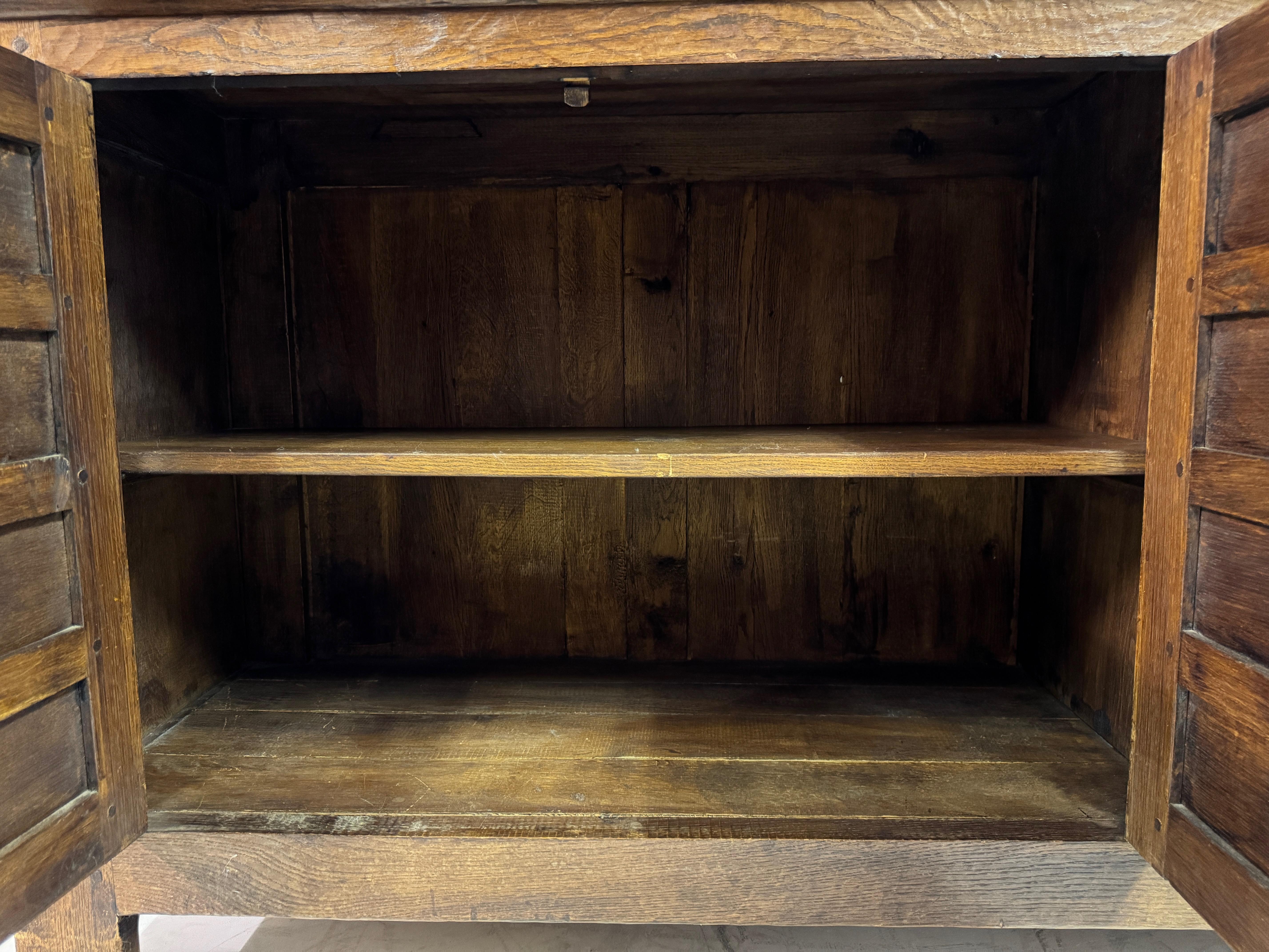 Brutalistisches Sideboard aus Eiche aus der Jahrhundertmitte im spanischen Stil im Angebot 13