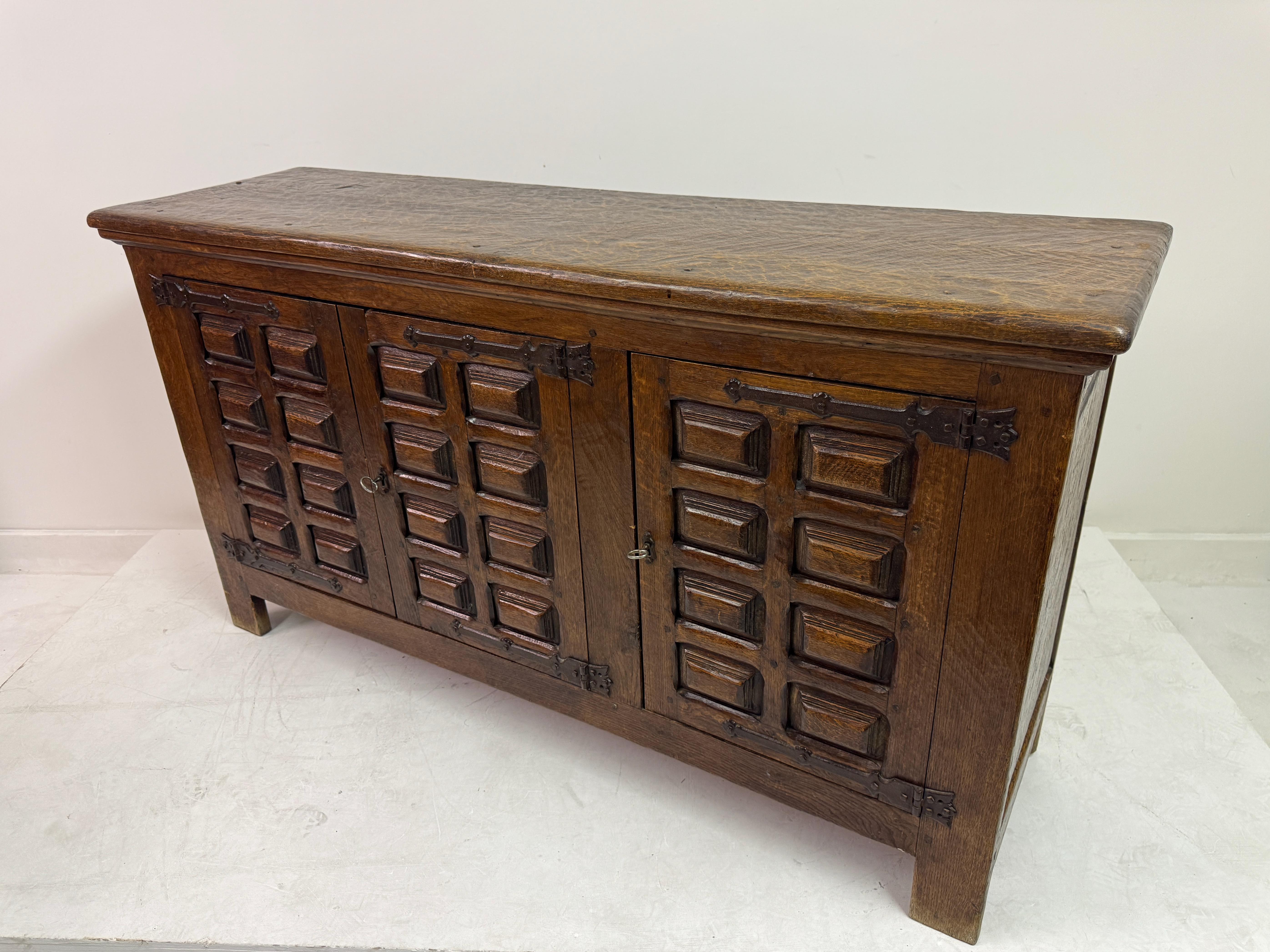 Brutalistisches Sideboard aus Eiche aus der Jahrhundertmitte im spanischen Stil (Belgisch) im Angebot