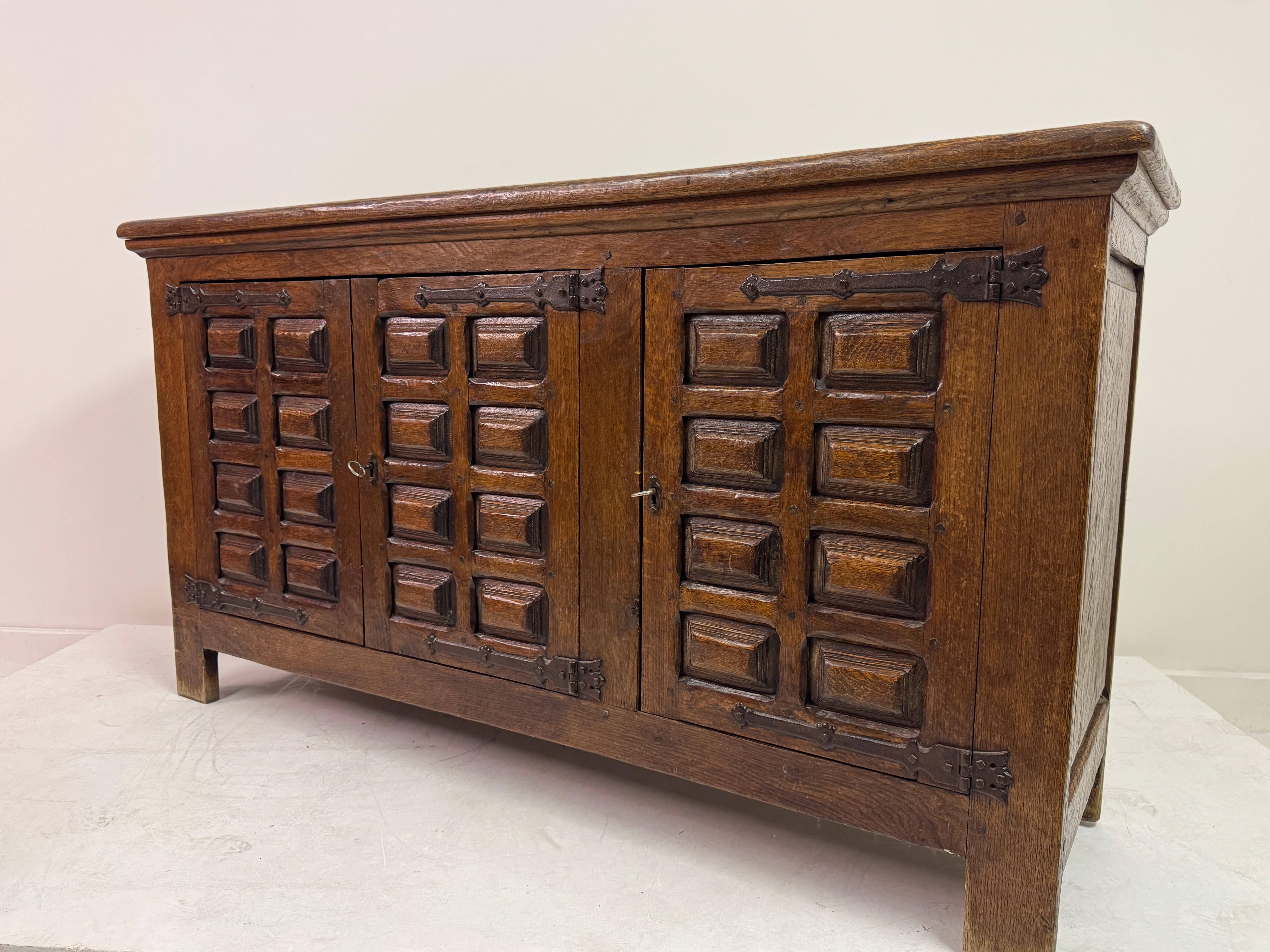 Brutalistisches Sideboard aus Eiche aus der Jahrhundertmitte im spanischen Stil im Zustand „Gut“ im Angebot in London, London