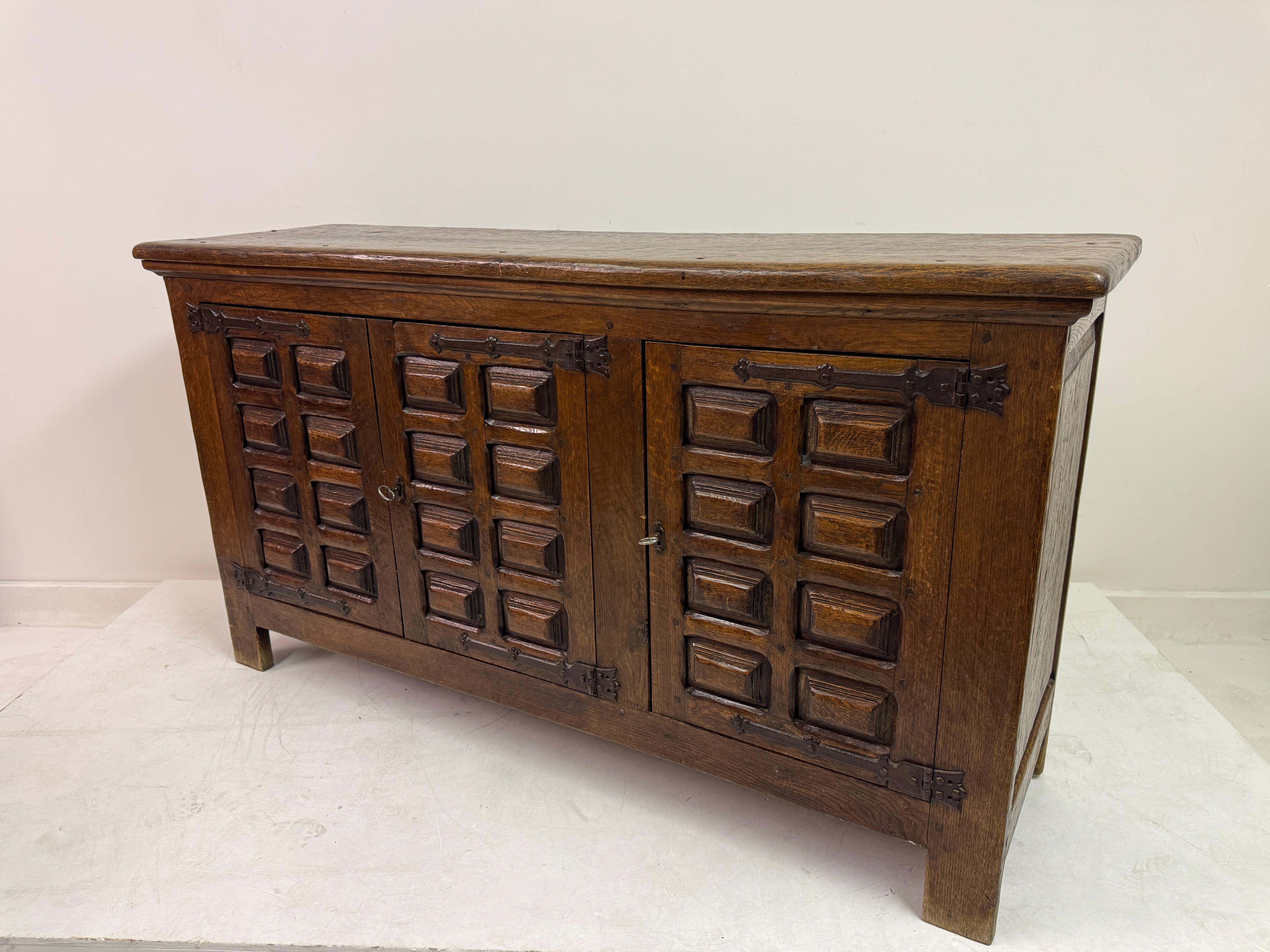 Brutalistisches Sideboard aus Eiche aus der Jahrhundertmitte im spanischen Stil (20. Jahrhundert) im Angebot