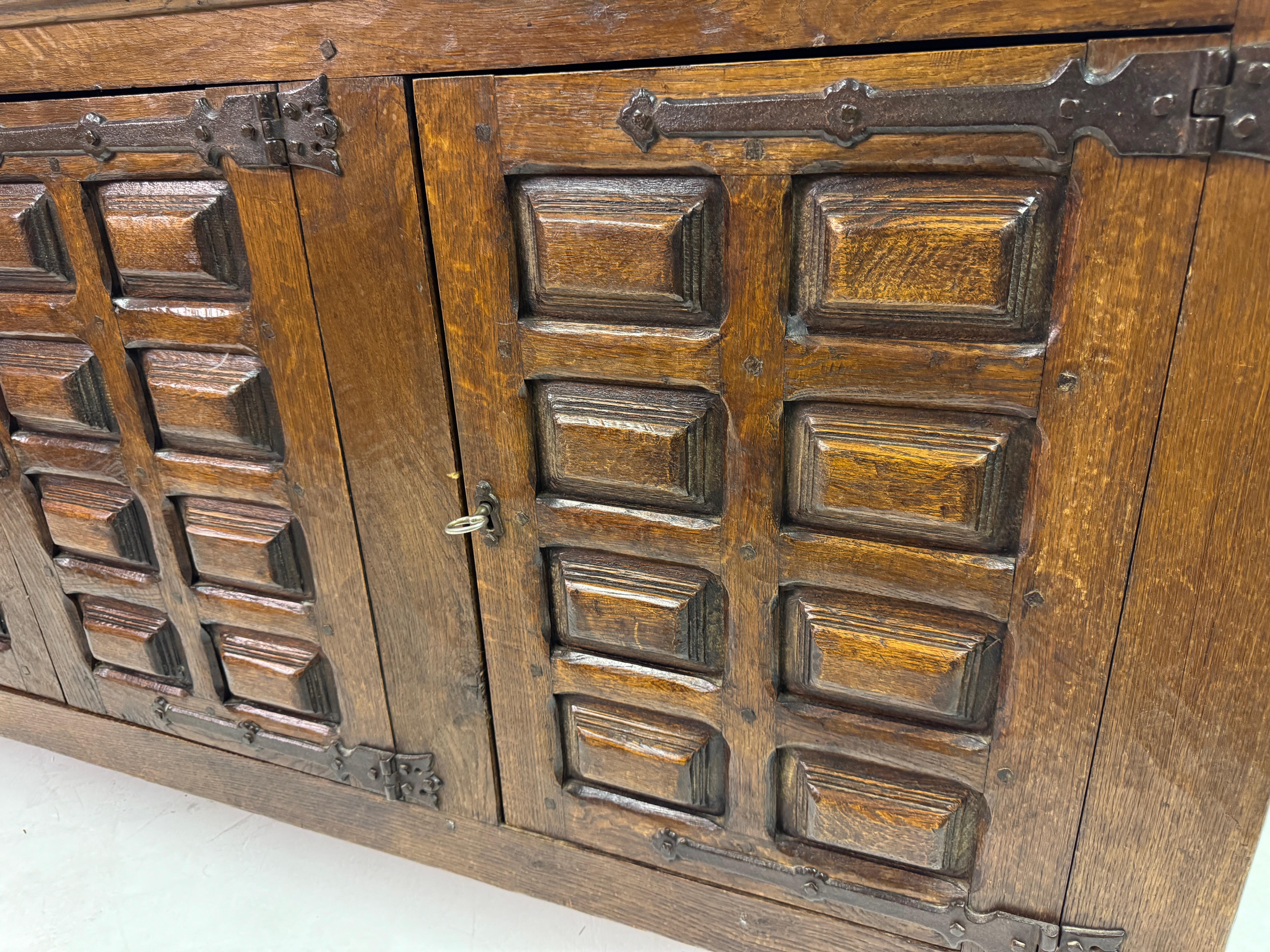 Brutalistisches Sideboard aus Eiche aus der Jahrhundertmitte im spanischen Stil (Eichenholz) im Angebot