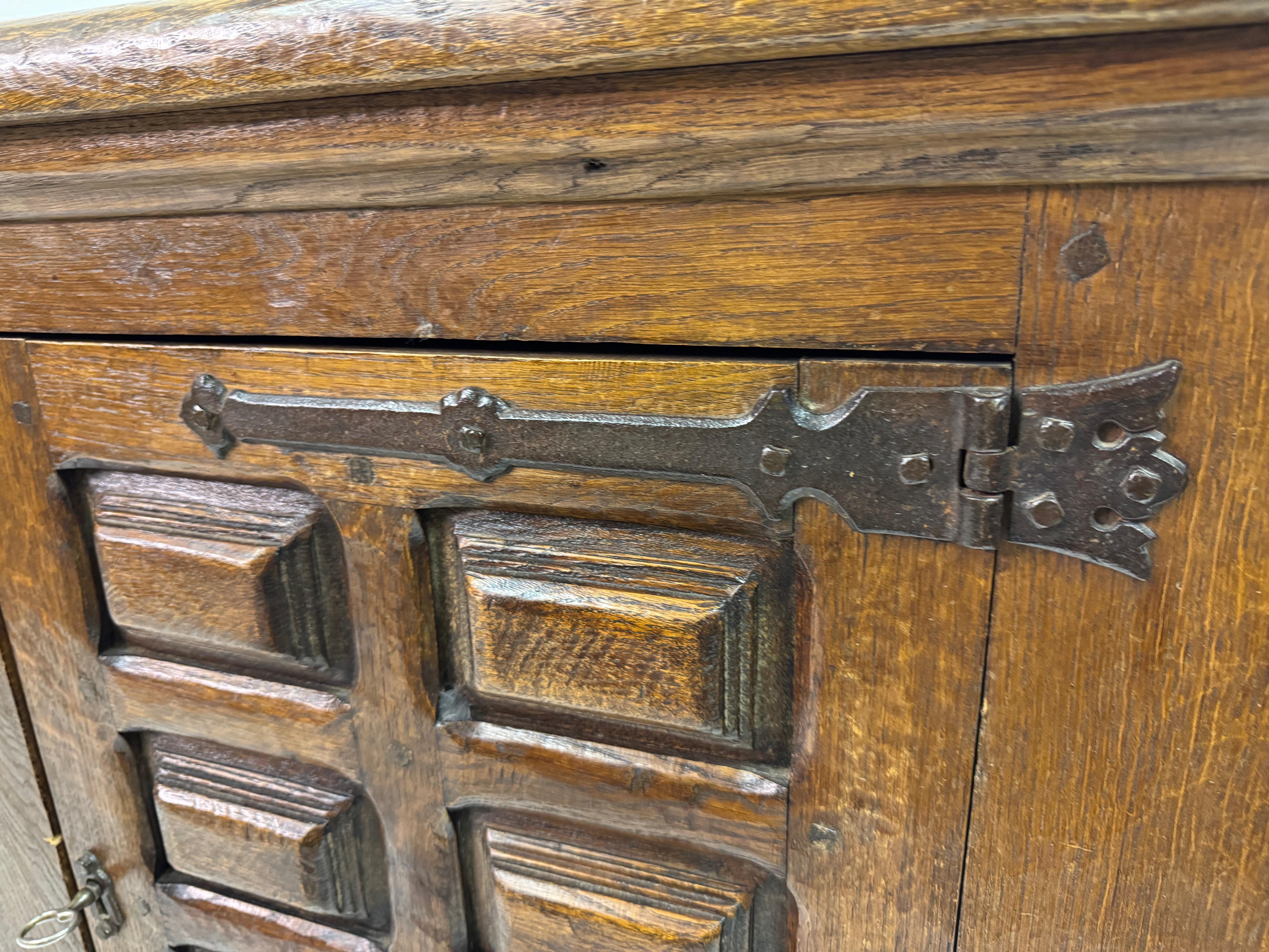 Brutalistisches Sideboard aus Eiche aus der Jahrhundertmitte im spanischen Stil im Angebot 1