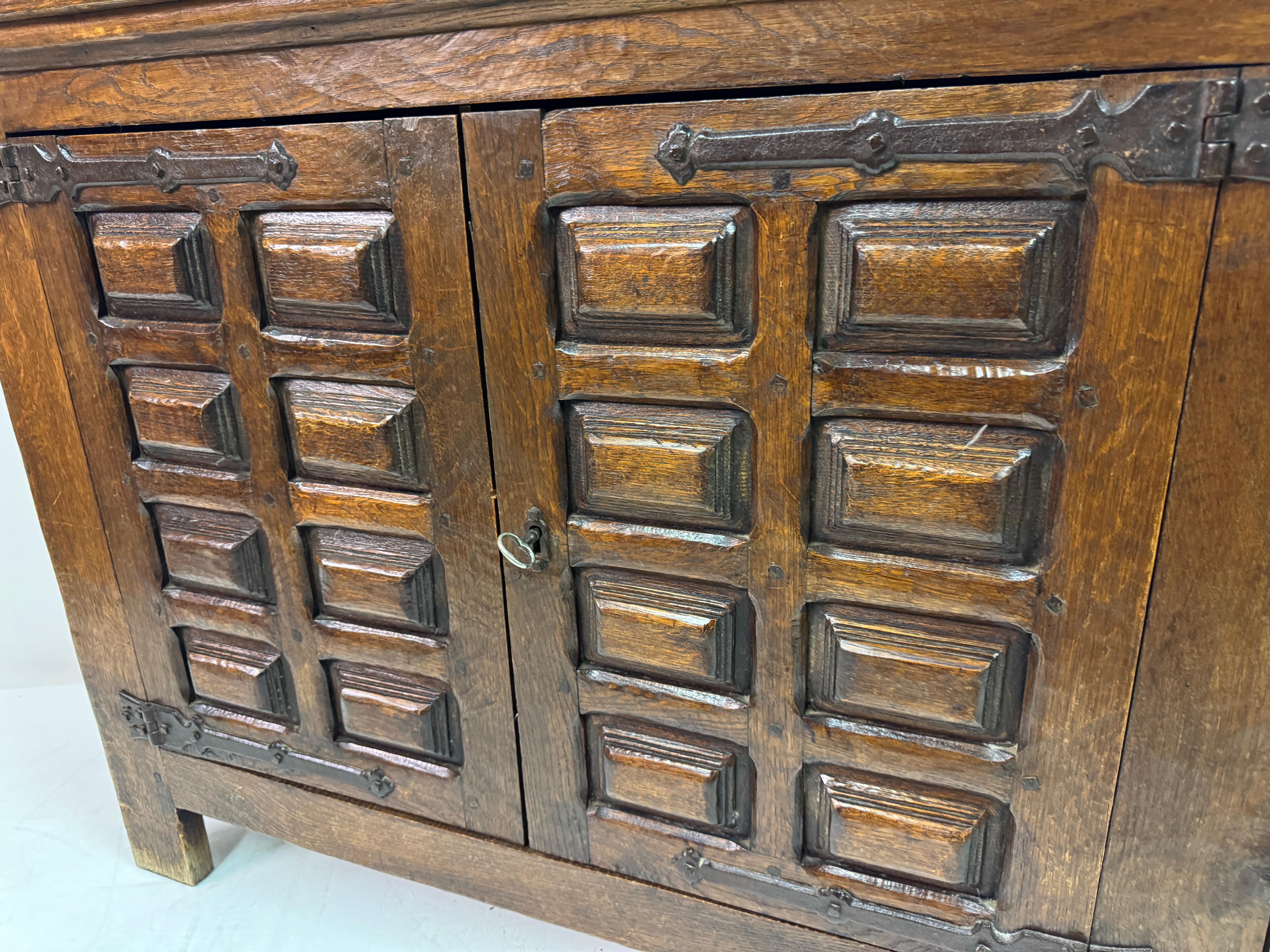 Brutalistisches Sideboard aus Eiche aus der Jahrhundertmitte im spanischen Stil im Angebot 2