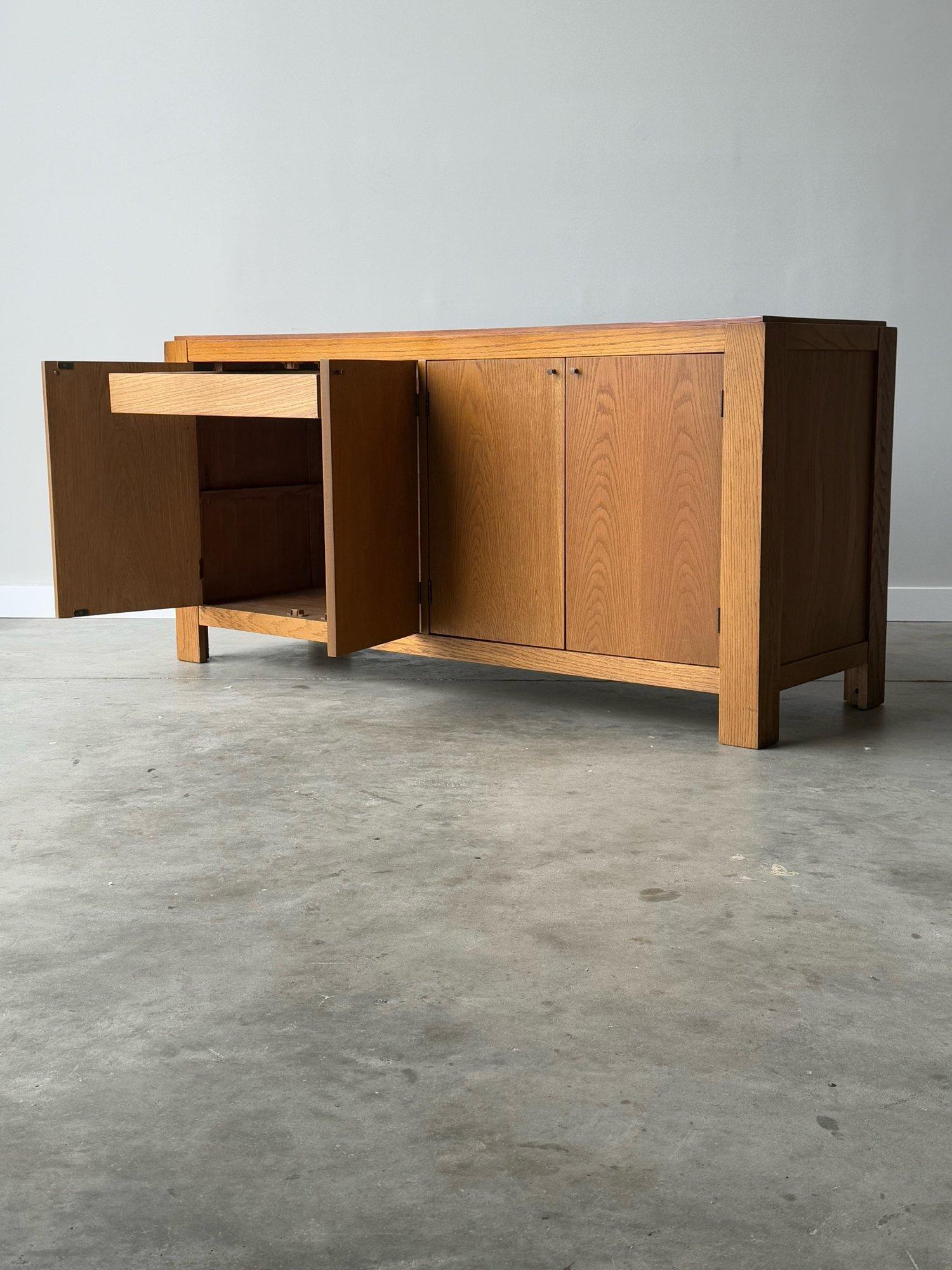 Buffet ou crédence du milieu du siècle en bois de chêne par Bernhardt. Il s'agit d'une pièce unique, car nous n'offrons pas souvent d'articles en bois de chêne. Une combinaison équilibrée de style rustique et d'esthétique minimaliste. Quatre portes