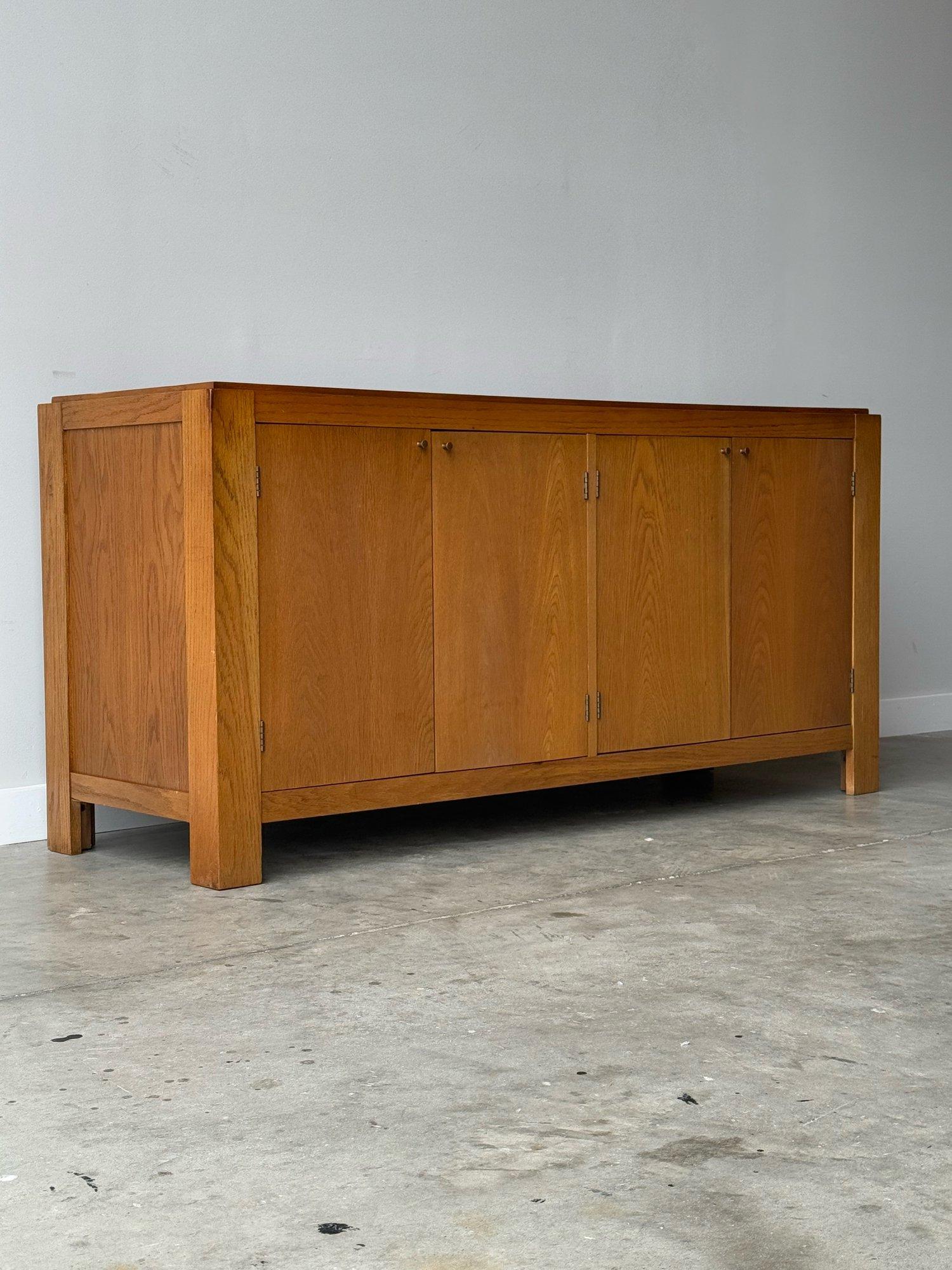 Laiton Buffet ou crédence en chêne du milieu du siècle dernier par Bernhardt en vente