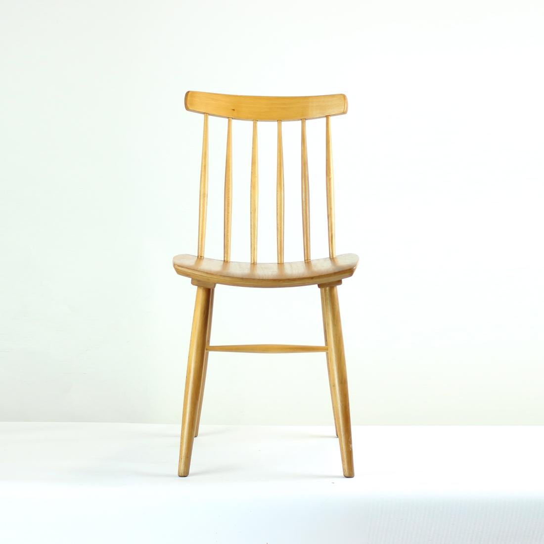 Belle chaise de salle à manger vintage fabriquée en bois de chêne. Le Label indique que la chaise a été produite en 1975. Très beaux détails et caractéristiques de design sur la chaise. Boiseries élégantes. Belle teinture naturelle pour le bois de