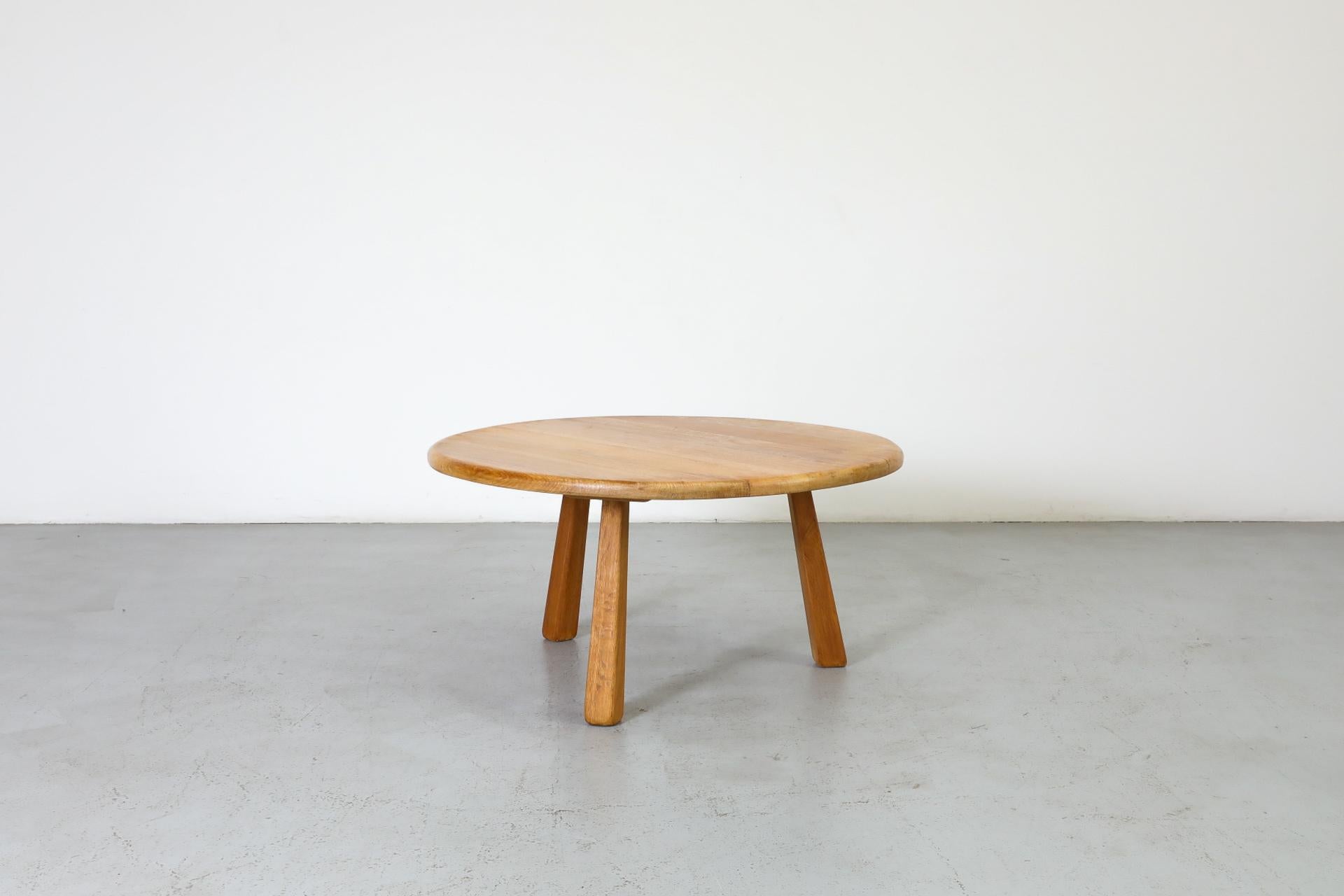 Néerlandais Table basse ou d'appoint en chêne du milieu du siècle dernier par Meubelfabriek Oisterwijk en vente