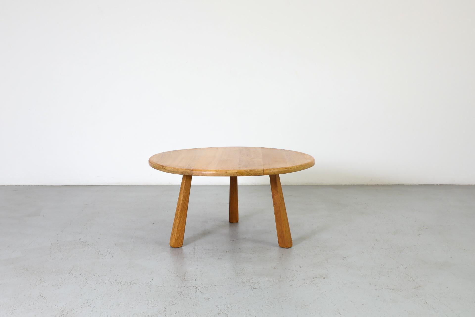 Table basse ou d'appoint en chêne du milieu du siècle dernier par Meubelfabriek Oisterwijk Bon état - En vente à Los Angeles, CA