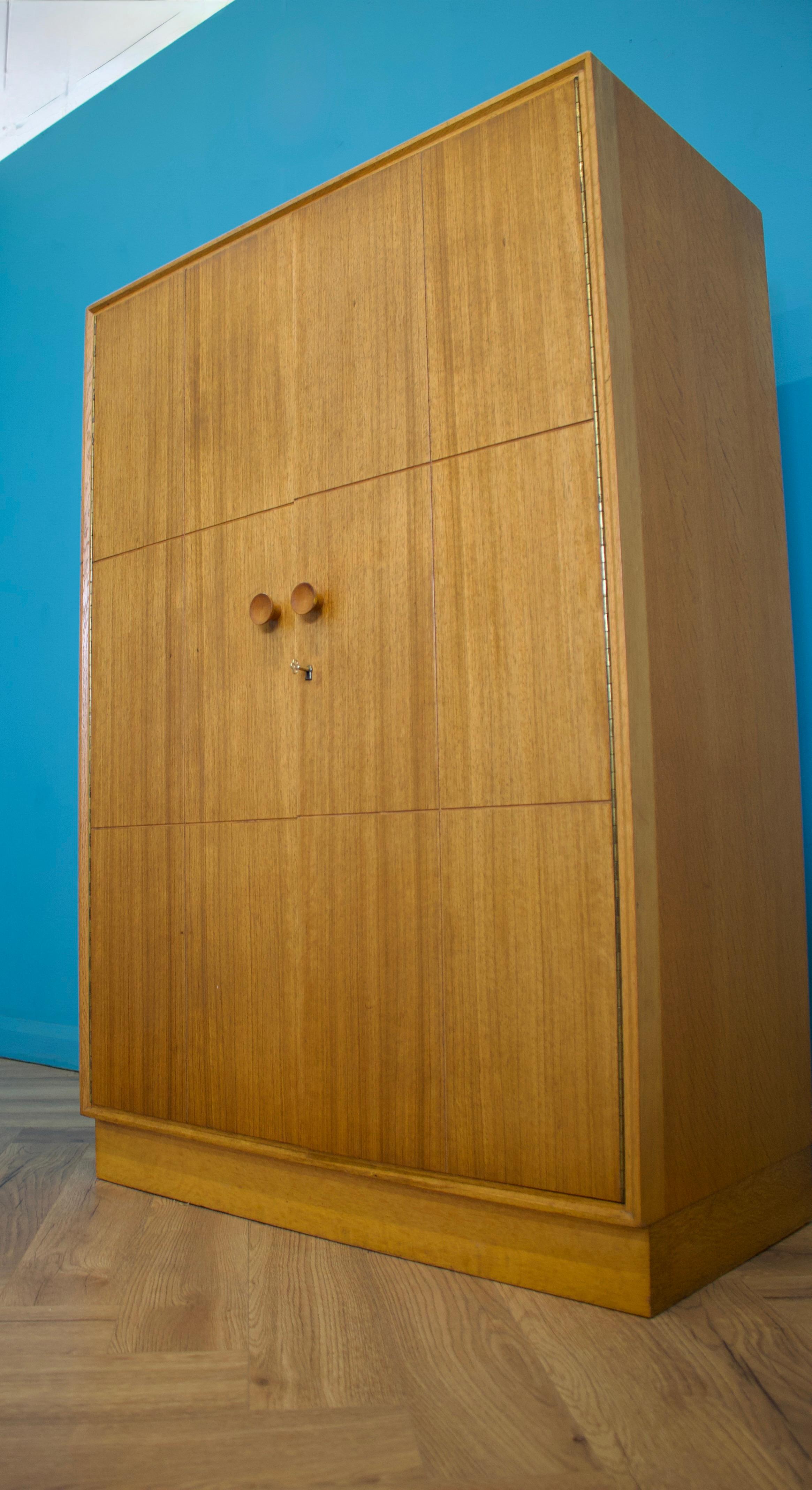 Mid Century, Oak Compact Wardrobe from Meredew, 1950s In Good Condition In South Shields, GB