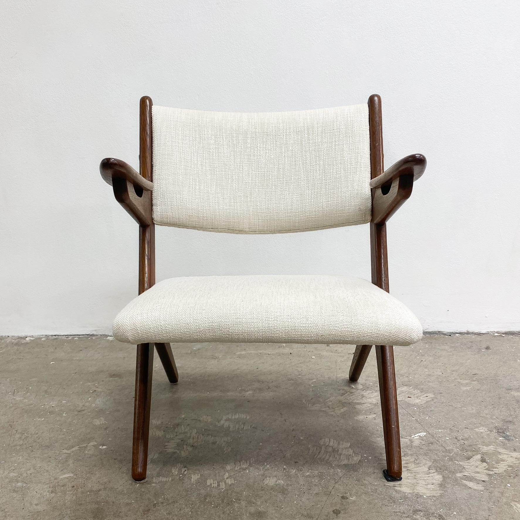 Superbe fauteuil danois en chêne du milieu du siècle par Arne Hovmand Olsen pour Komfort. Le complément idéal à tout décor du milieu du siècle. En bon état et récemment tapissé.