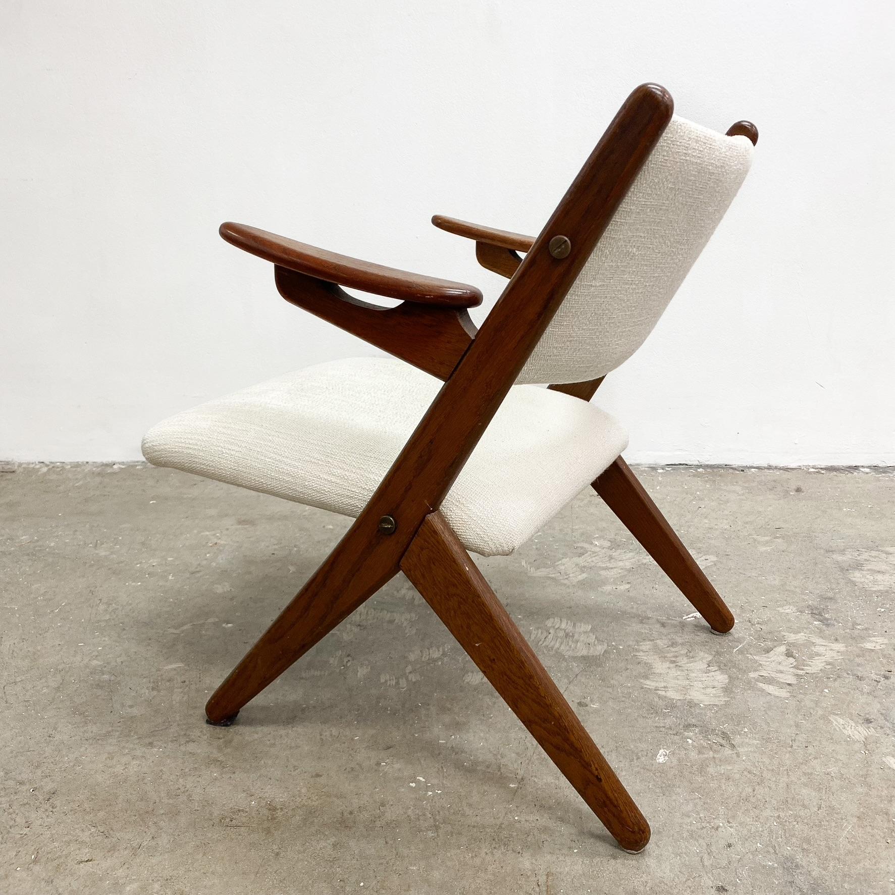 Mid Century Oak Danish Armchair By Arne Hovmand Olsen In Good Condition For Sale In KINGSFORD, NSW
