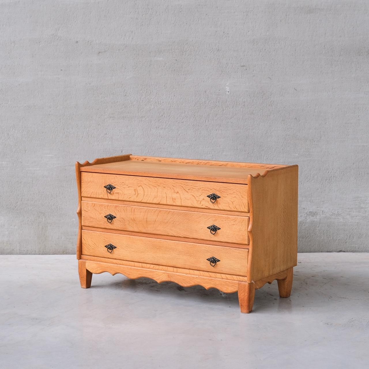 A single blonde oak chest of drawers.

Denmark, c1960s.

Three drawers with dual handles, with elegant carved base.

Good vintage condition, some scuffs and wear commensurate with age.

Internal Ref: 18/10/23/036.

Location: Belgium