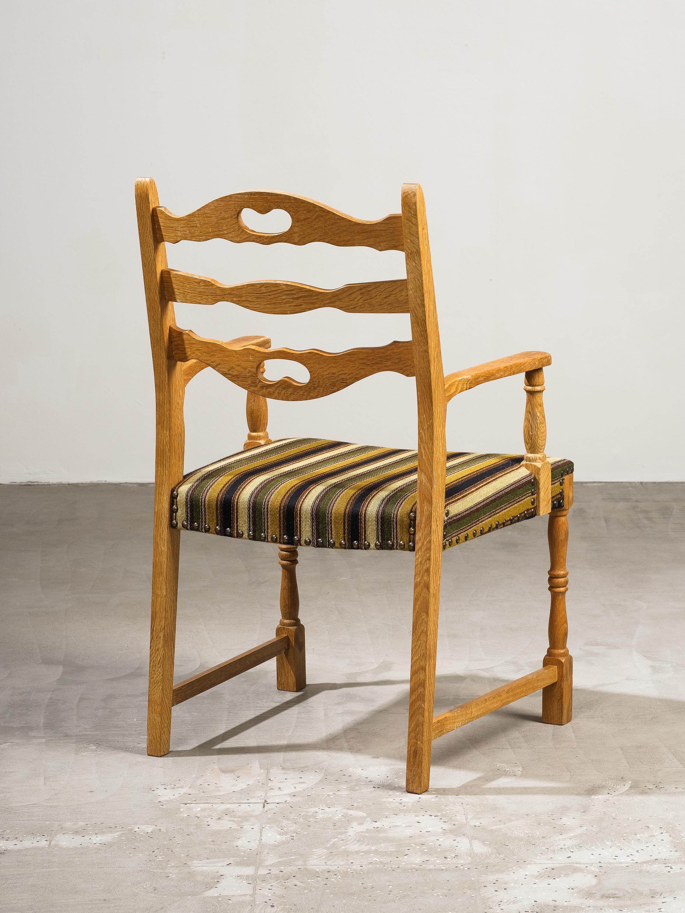 Sedie da pranzo danesi di metà secolo in Oak di Henning Kjærnulf, Danimarca, set di 6 pezzi in vendita 9