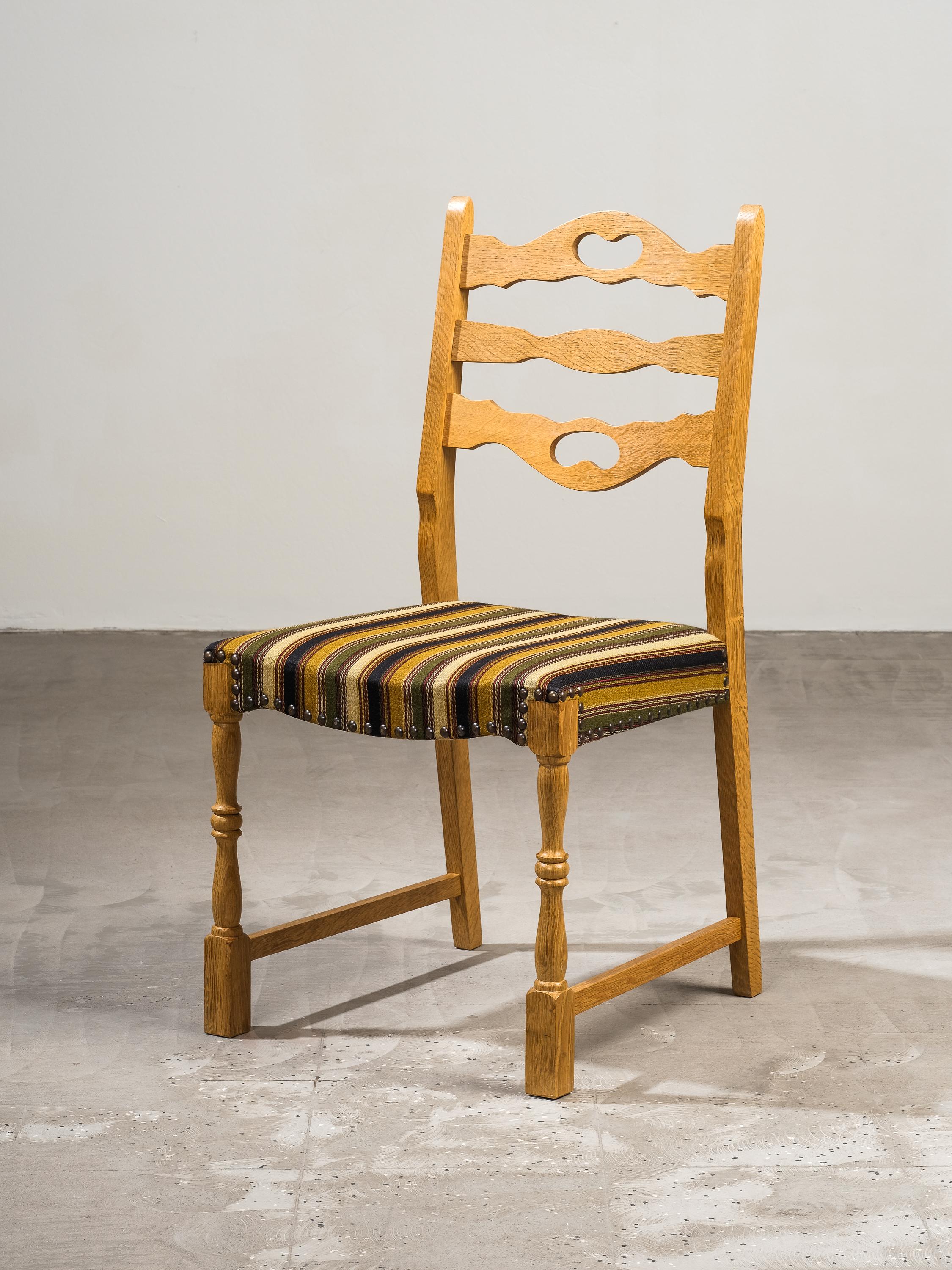 Sedie da pranzo danesi di metà secolo in Oak di Henning Kjærnulf, Danimarca, set di 6 pezzi in vendita 10