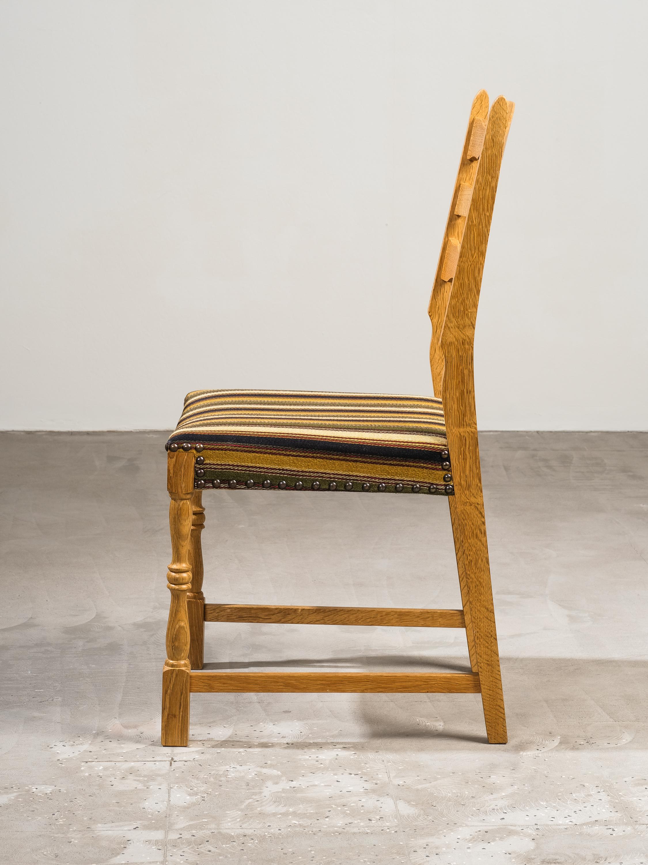 Sedie da pranzo danesi di metà secolo in Oak di Henning Kjærnulf, Danimarca, set di 6 pezzi in vendita 11