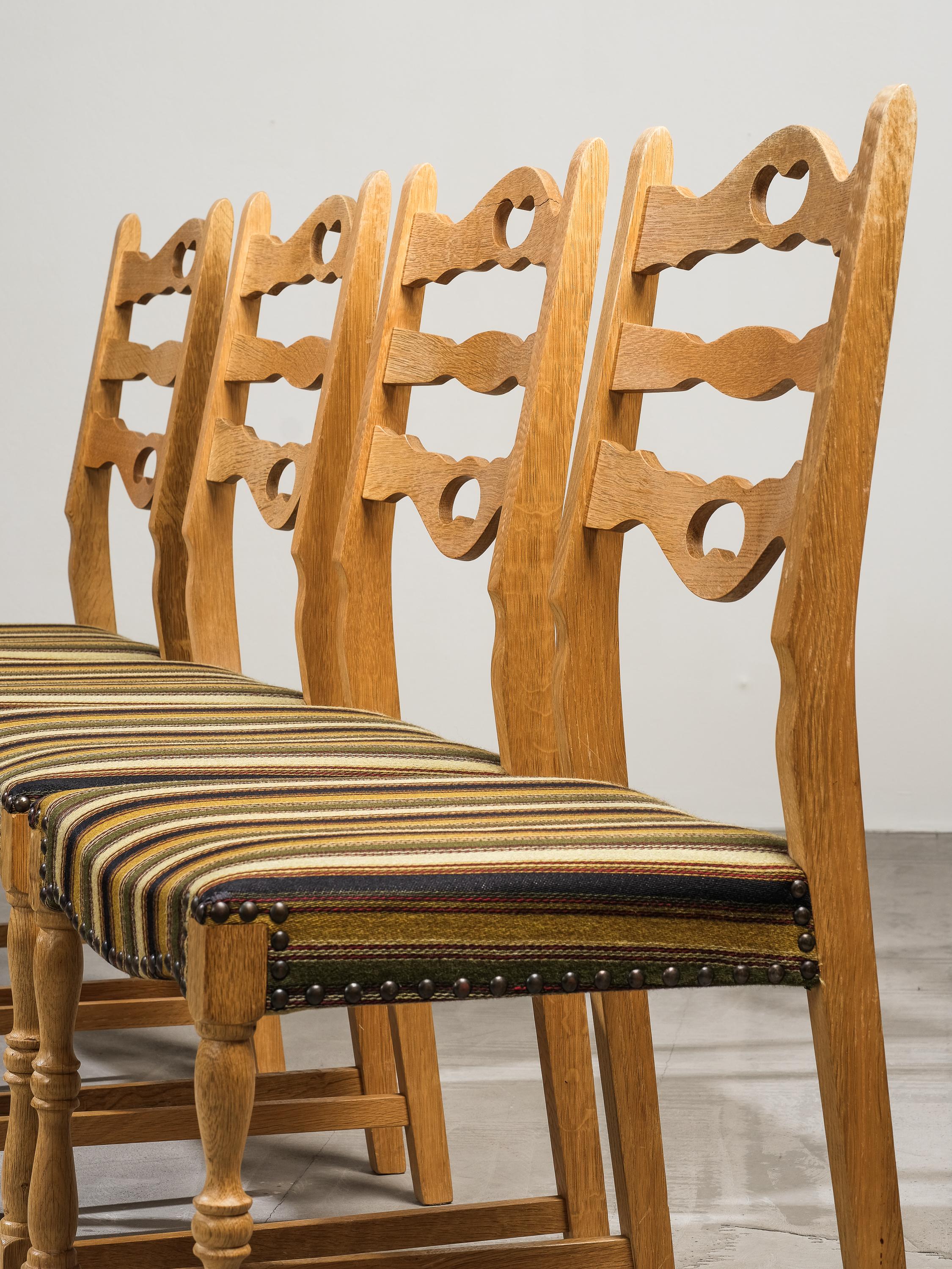 Sedie da pranzo danesi di metà secolo in Oak di Henning Kjærnulf, Danimarca, set di 6 pezzi in vendita 2