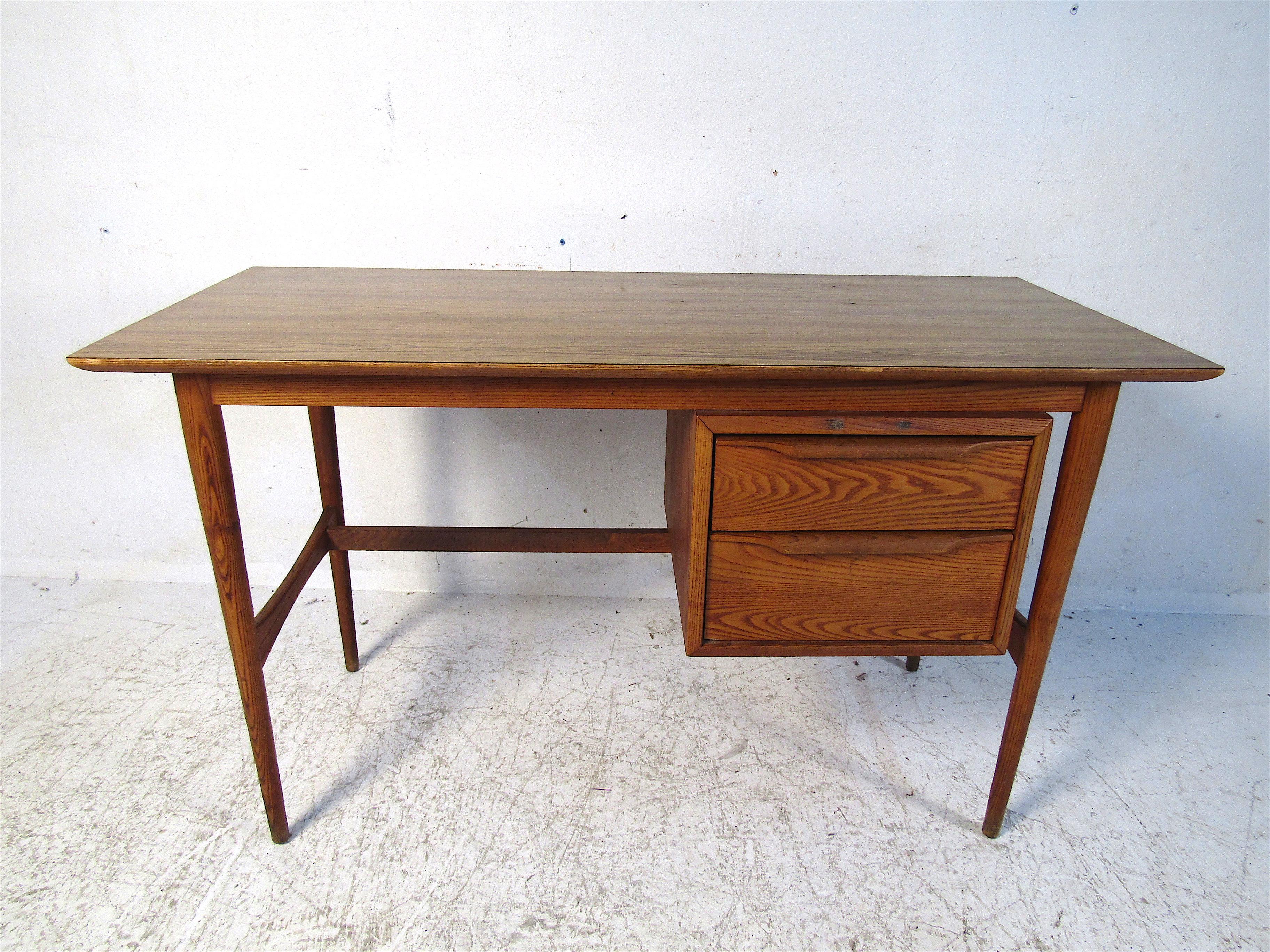 Nice midcentury desk made by Haywood Wakefield. Oak construction. Laminate writing surface. Please confirm item location with dealer (NJ or NY).