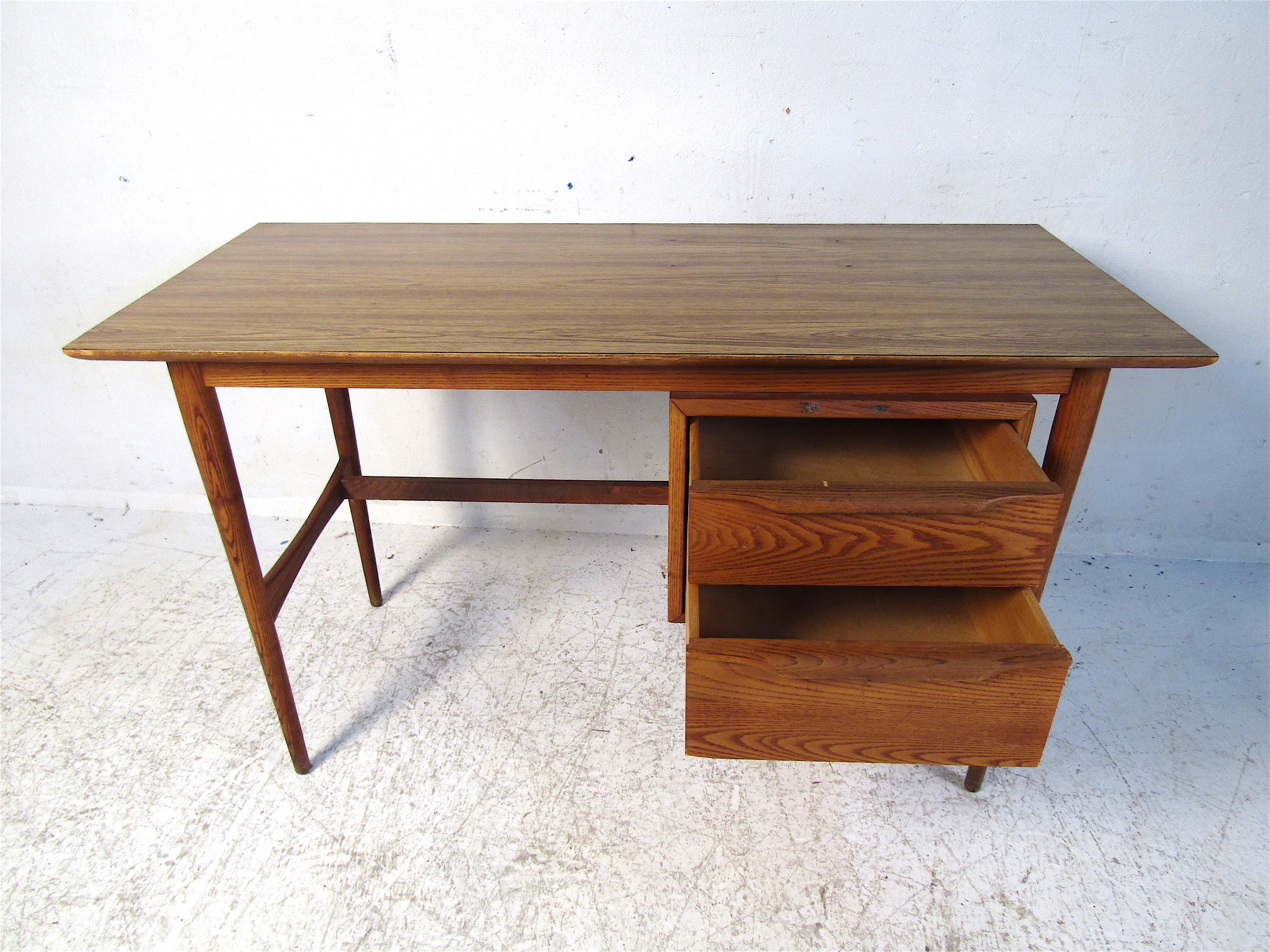 Midcentury Oak Desk by Heywood Wakefield In Fair Condition In Brooklyn, NY