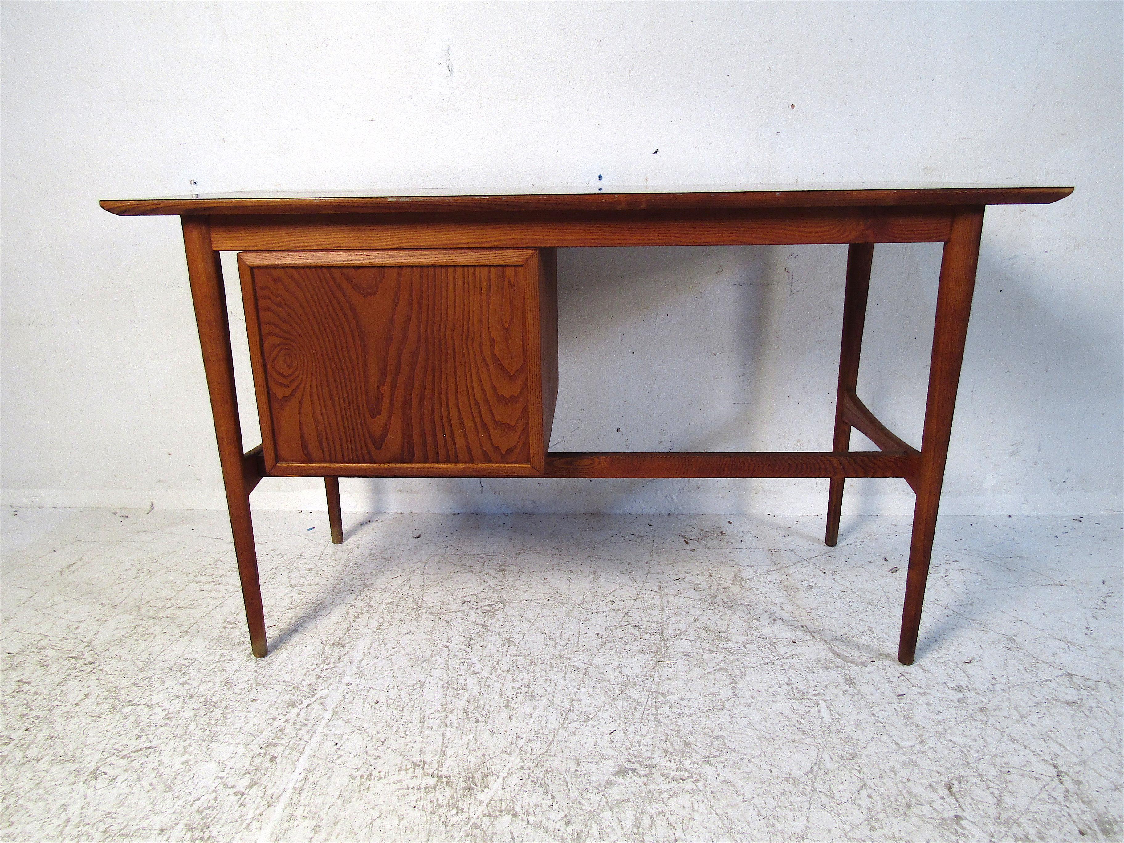 Midcentury Oak Desk by Heywood Wakefield 1