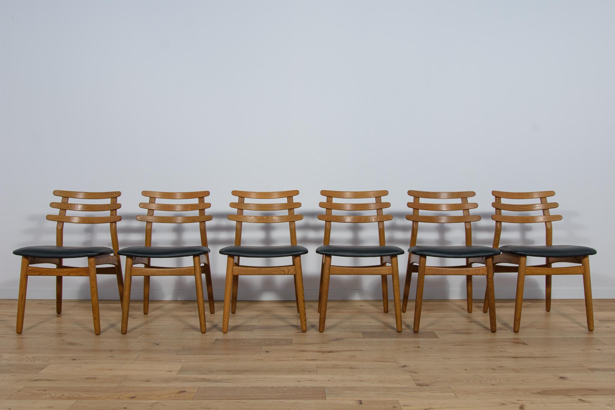 Un ensemble de quatre chaises conçues par Poul Volther pour l'usine danoise FDB Mobler dans les années 1960. Les chaises ont fait l'objet d'une rénovation professionnelle de la menuiserie et de la tapisserie. Les cadres de chaises en bois de chêne